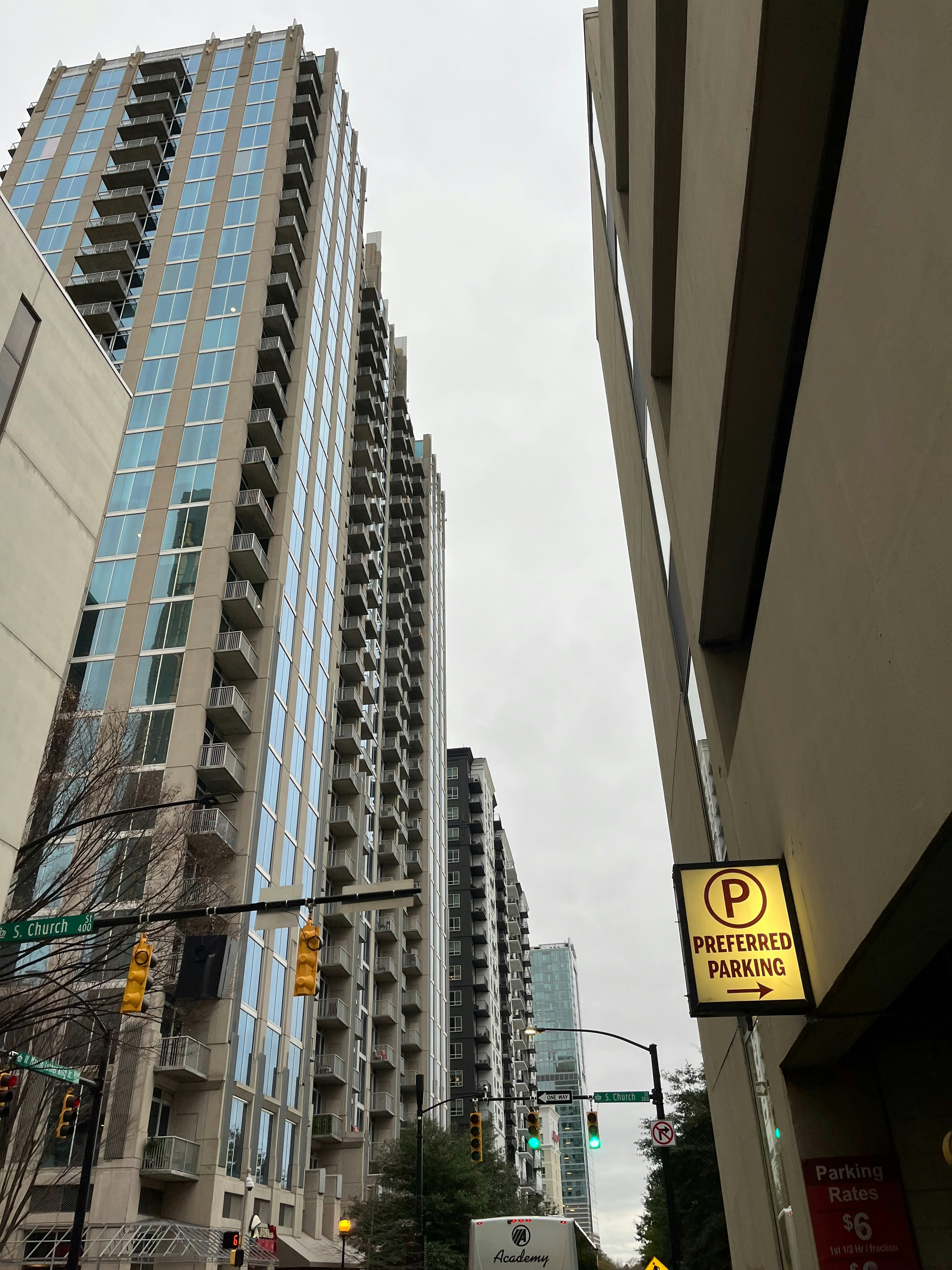a tall building next to a traffic light