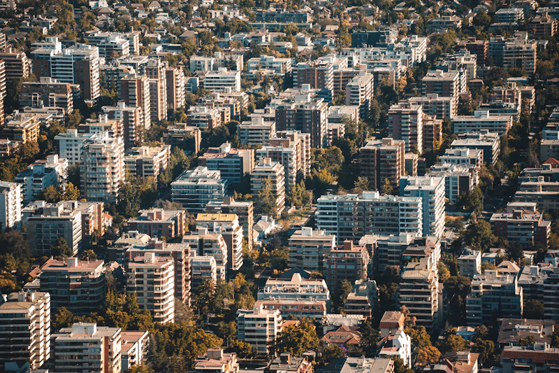 Vista aérea de edificios residenciales y calles arboladas en Santiago de Chile