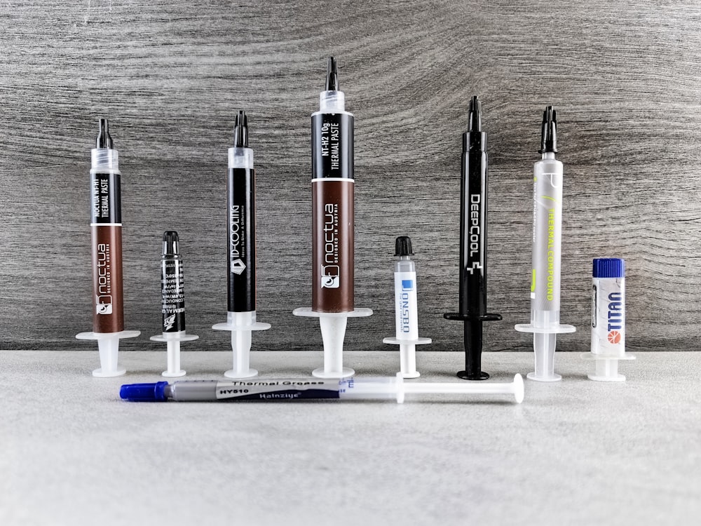 a group of pens sitting next to each other on a table