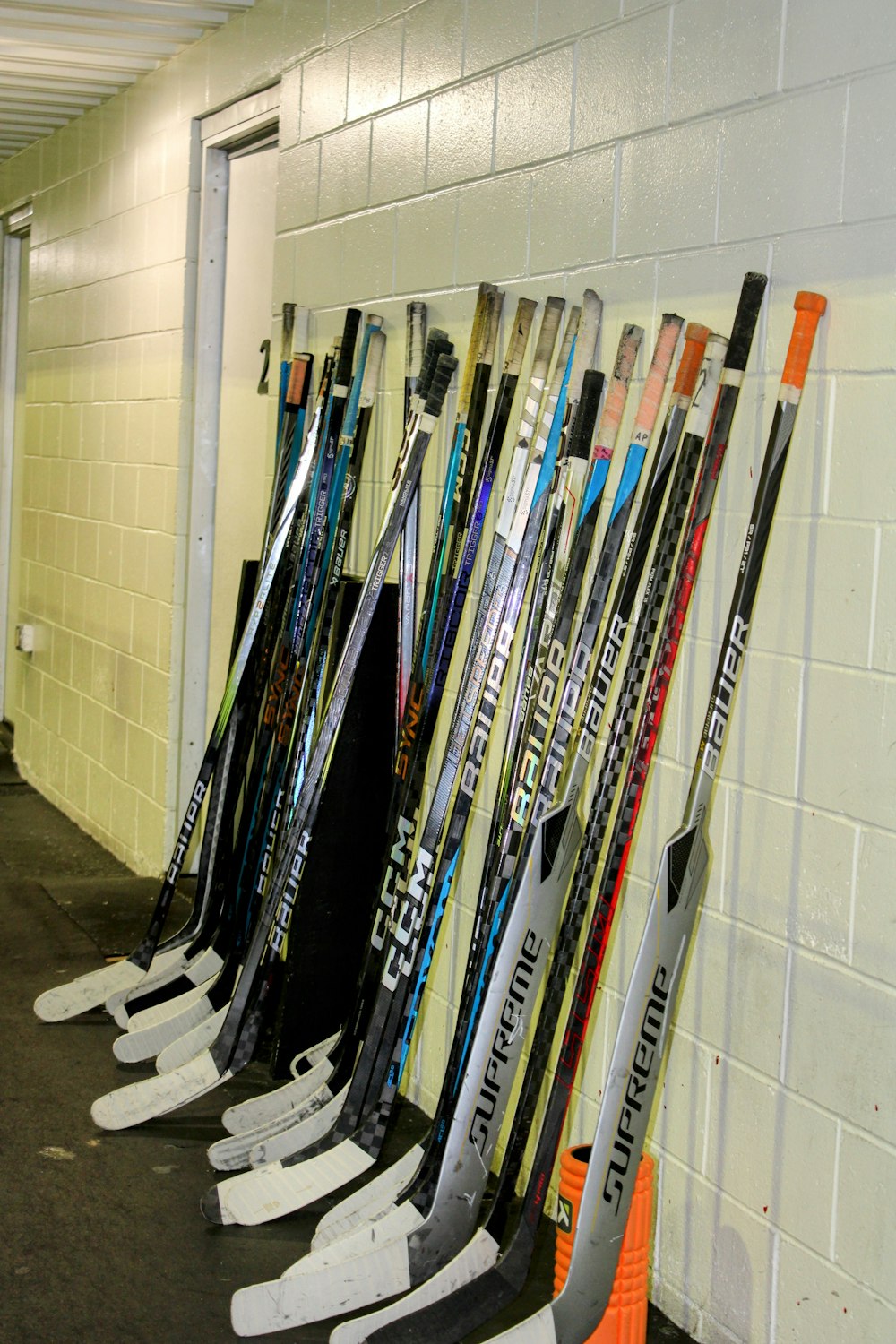a bunch of skis lined up against a wall