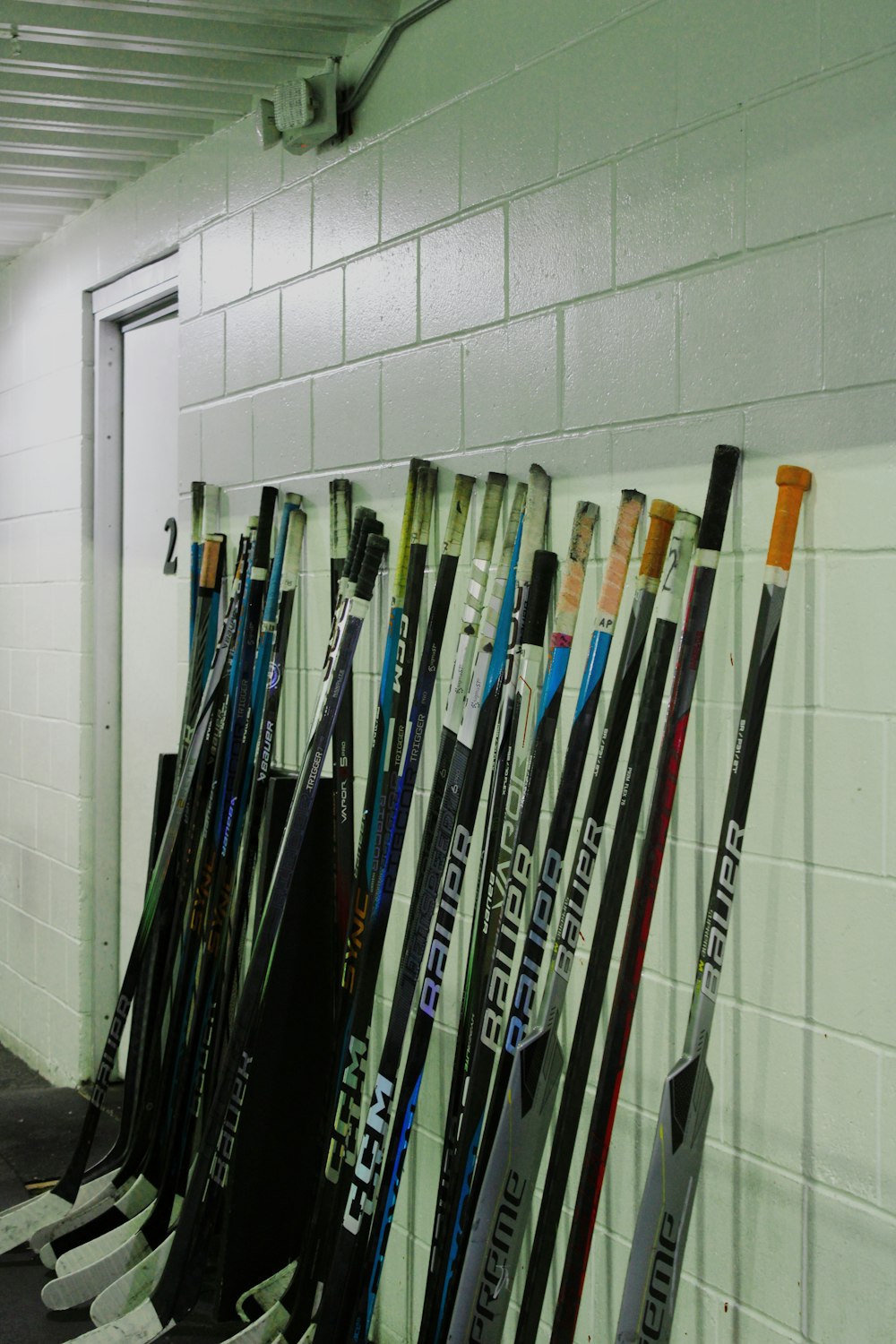 a bunch of skis are lined up against a wall