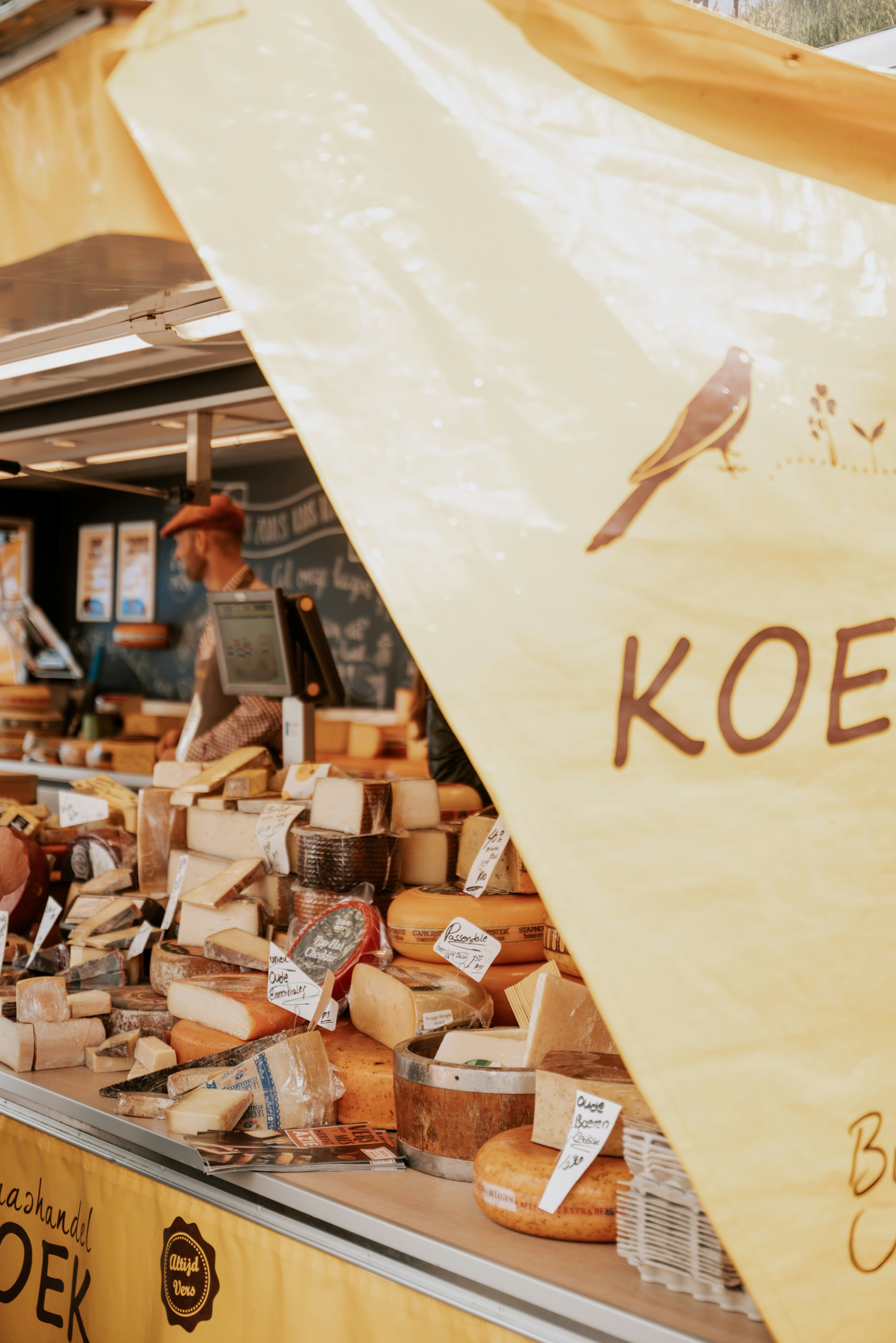 eine Ausstellung von Käse zum Verkauf auf einem Markt