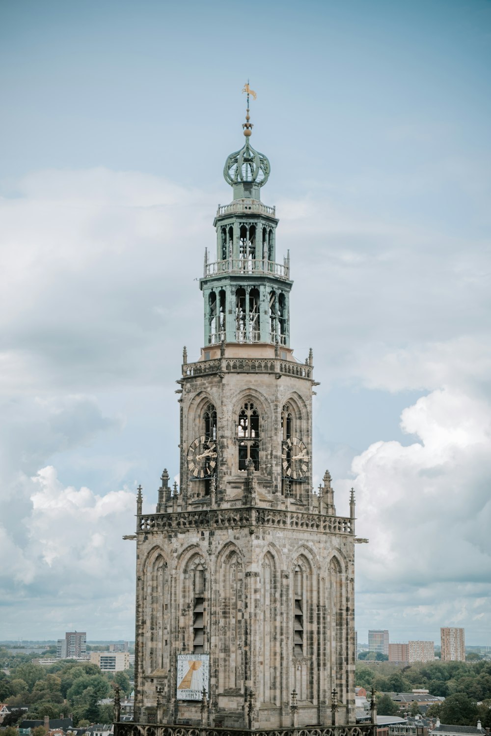 un'alta torre con un orologio in cima