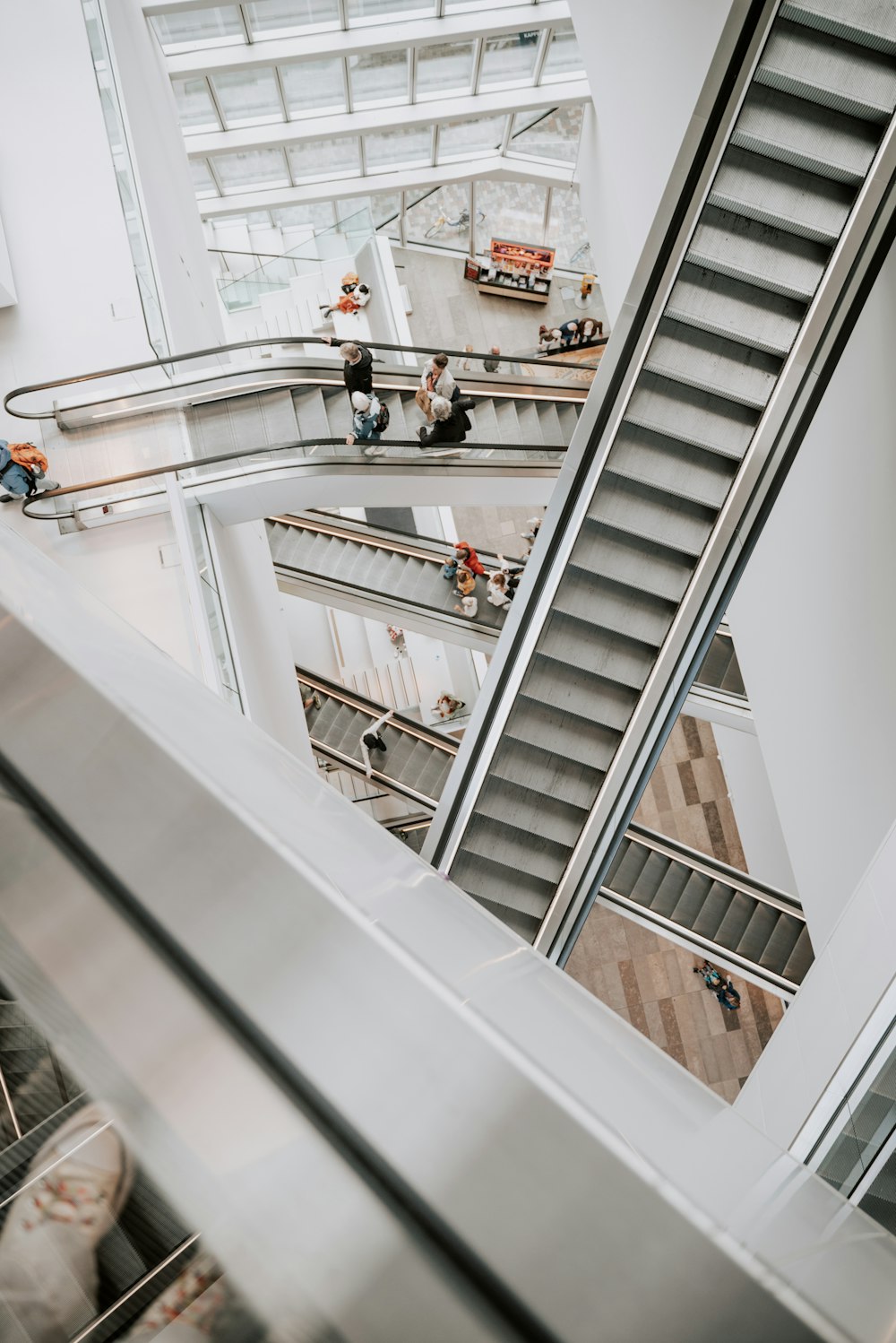 eine Rolltreppe in einem Gebäude, auf dem sich Menschen befinden