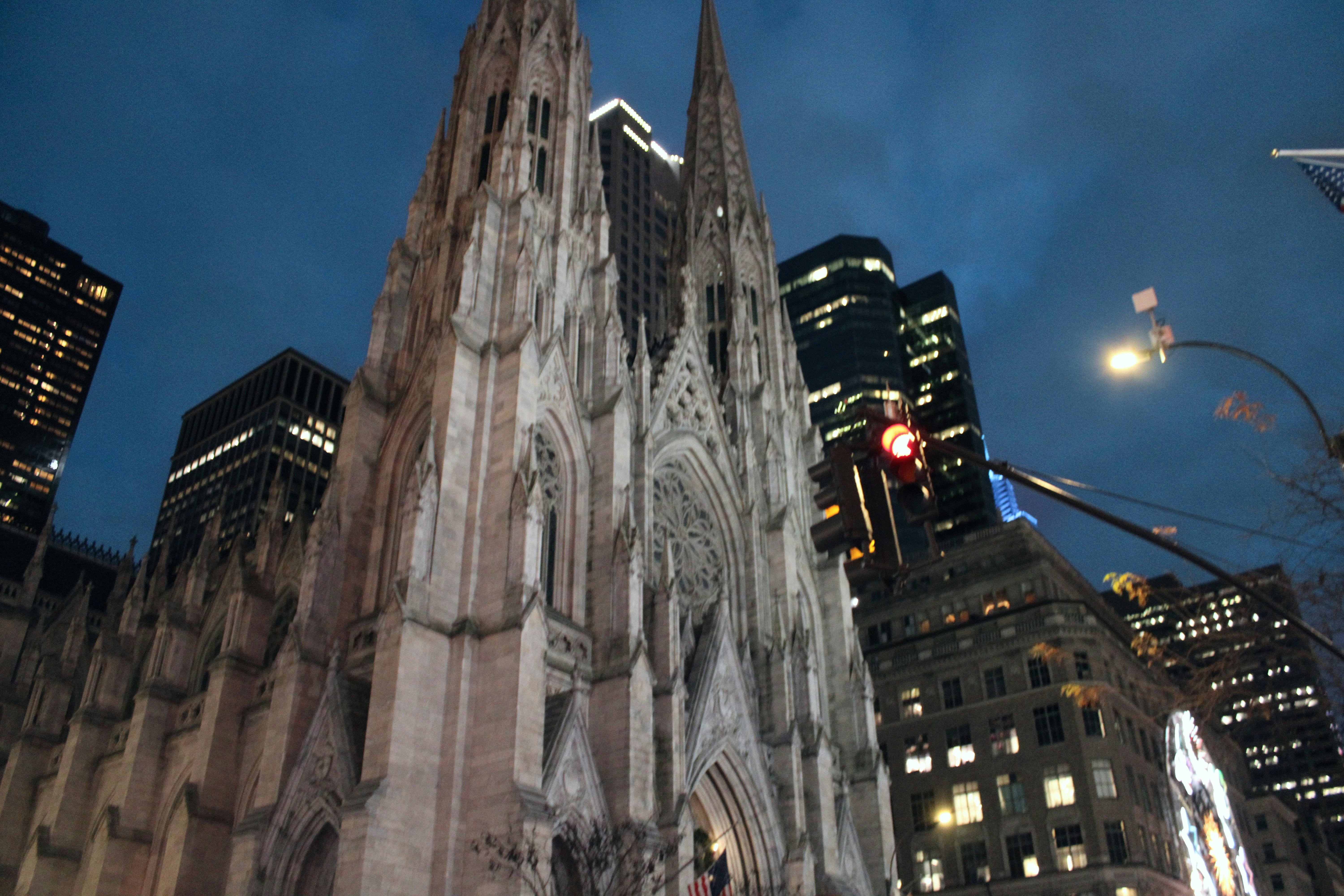 una grande cattedrale in una città di notte