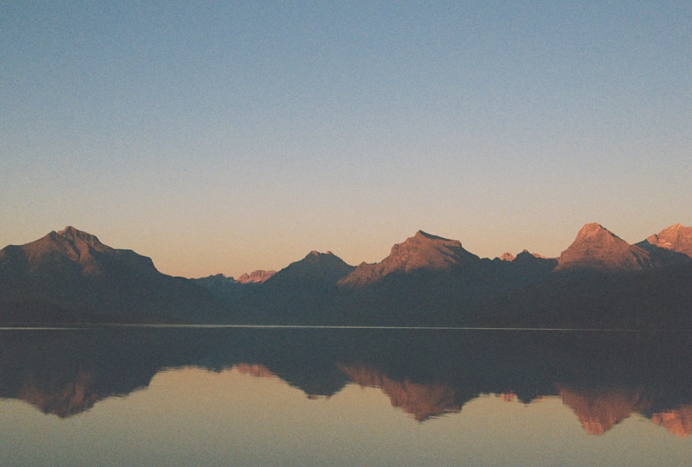 Die Berge spiegeln sich im stillen Wasser des Sees