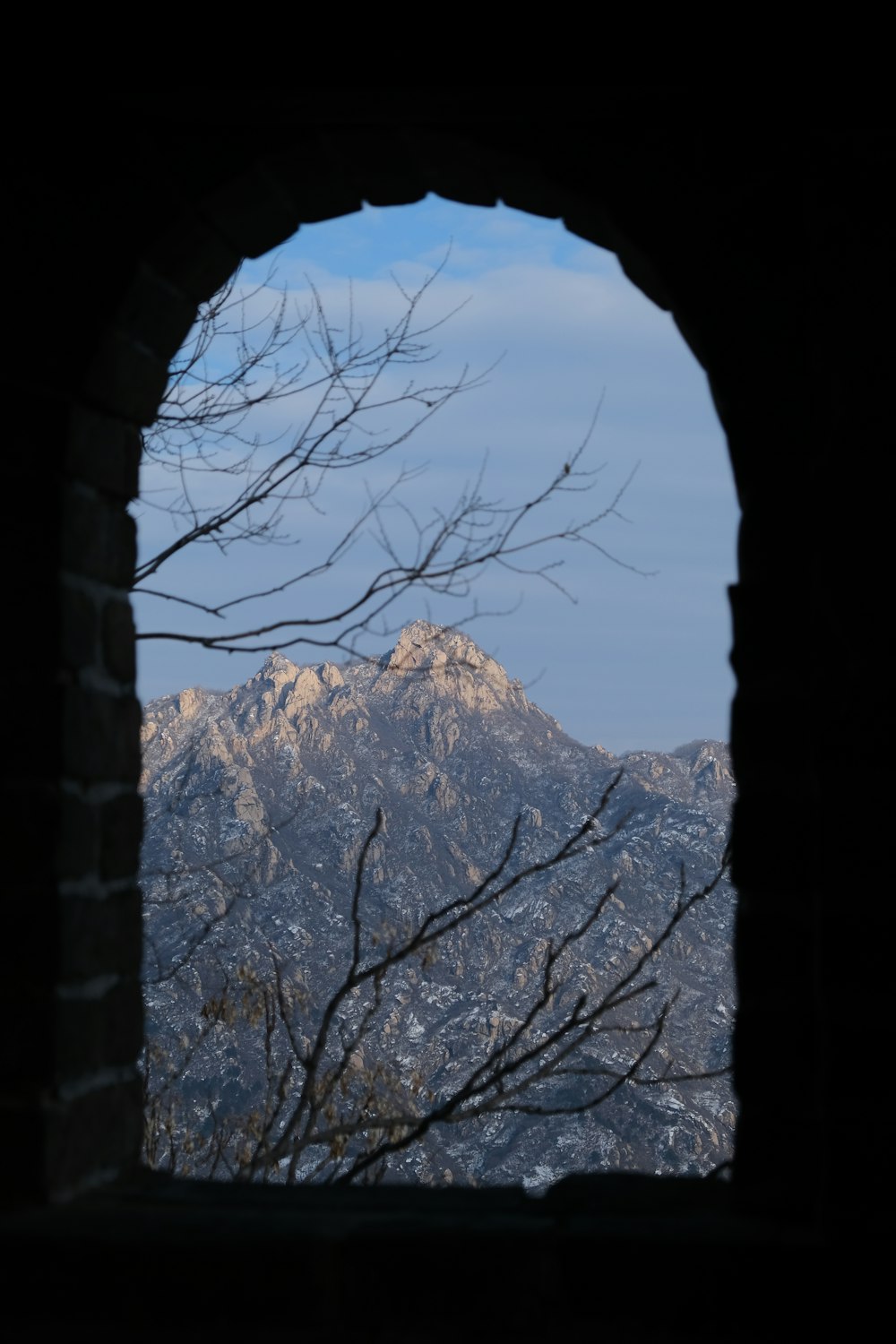 uma vista de uma montanha através de uma janela
