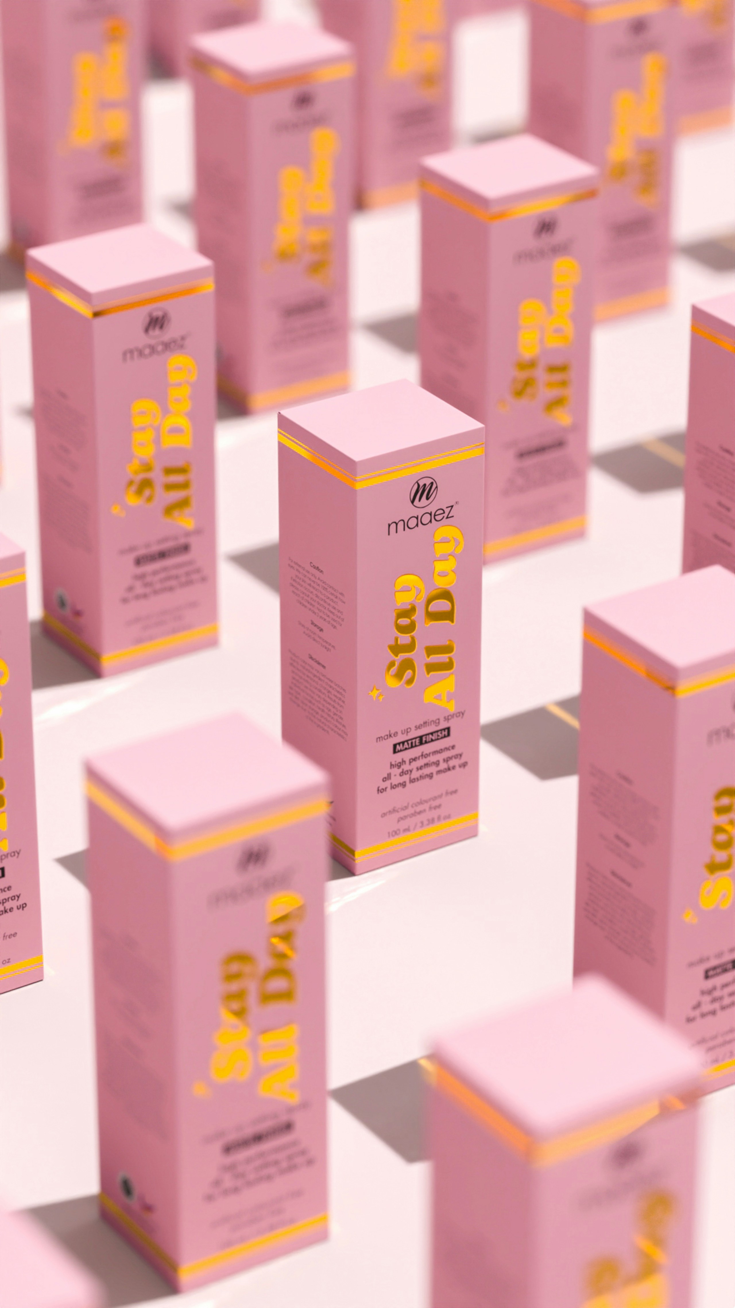 un grupo de cajas rosas sobre una mesa blanca