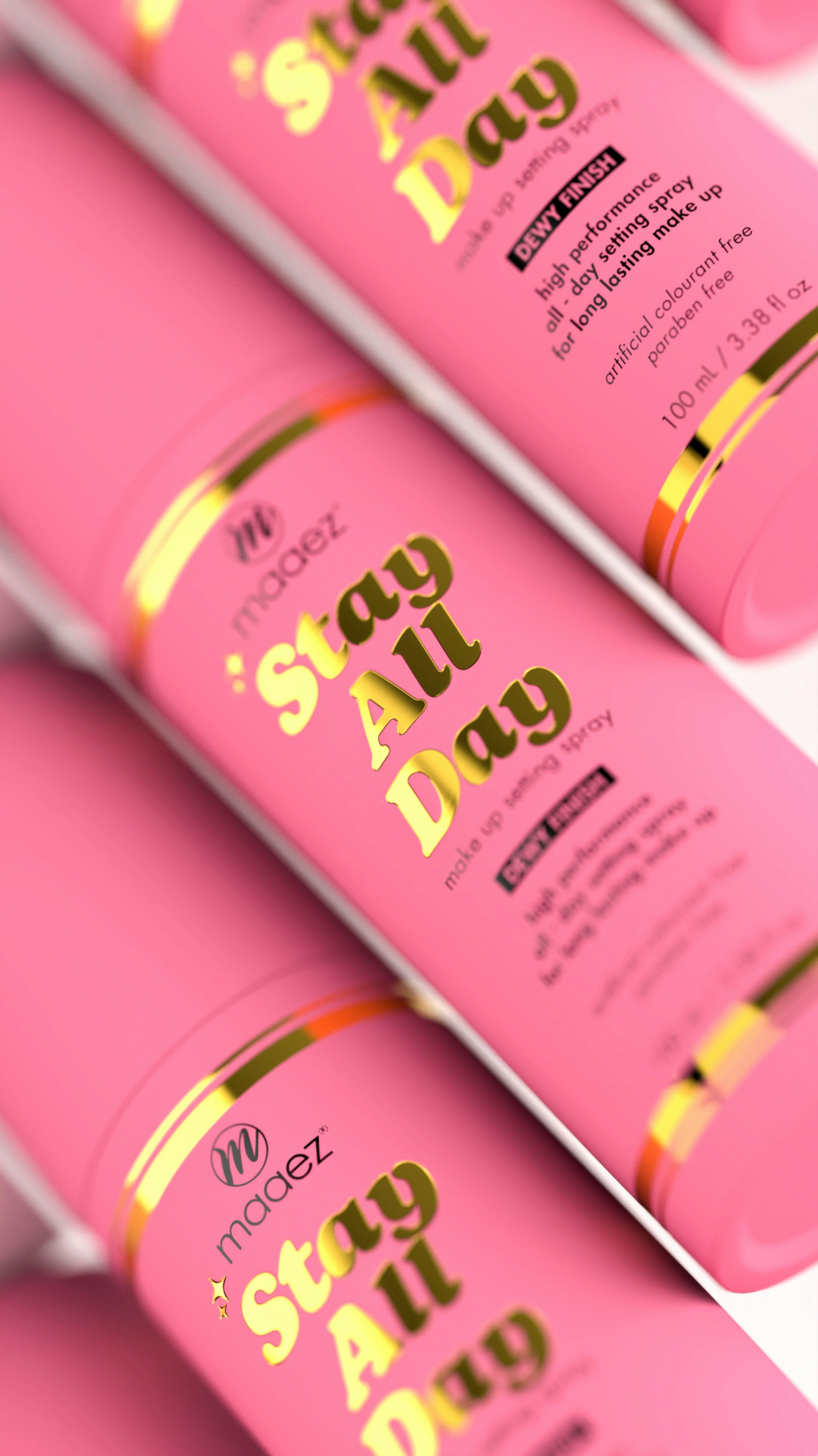 un grupo de pacas de labios rosadas sentadas una encima de la otra