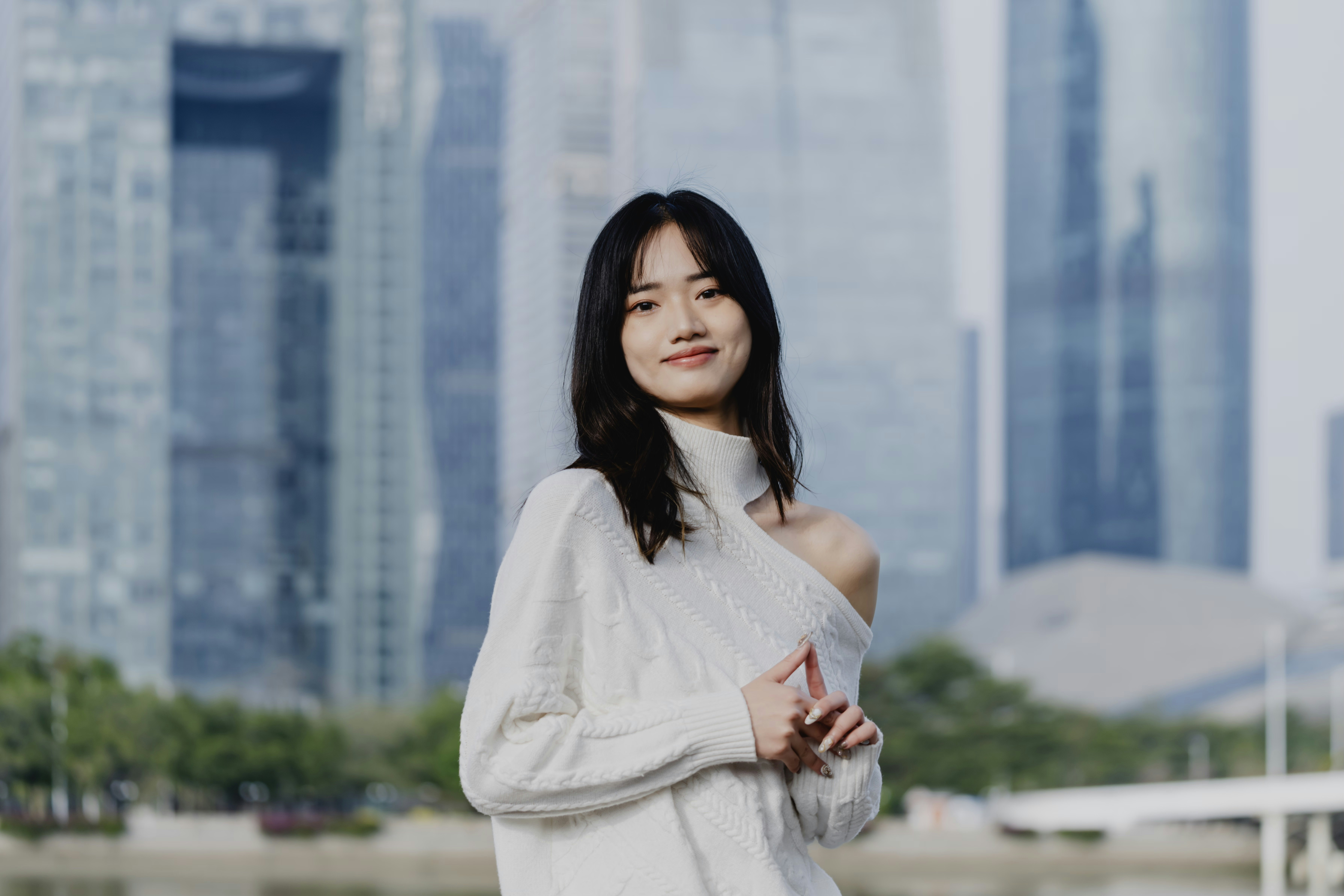 una mujer de pie frente a un cuerpo de agua