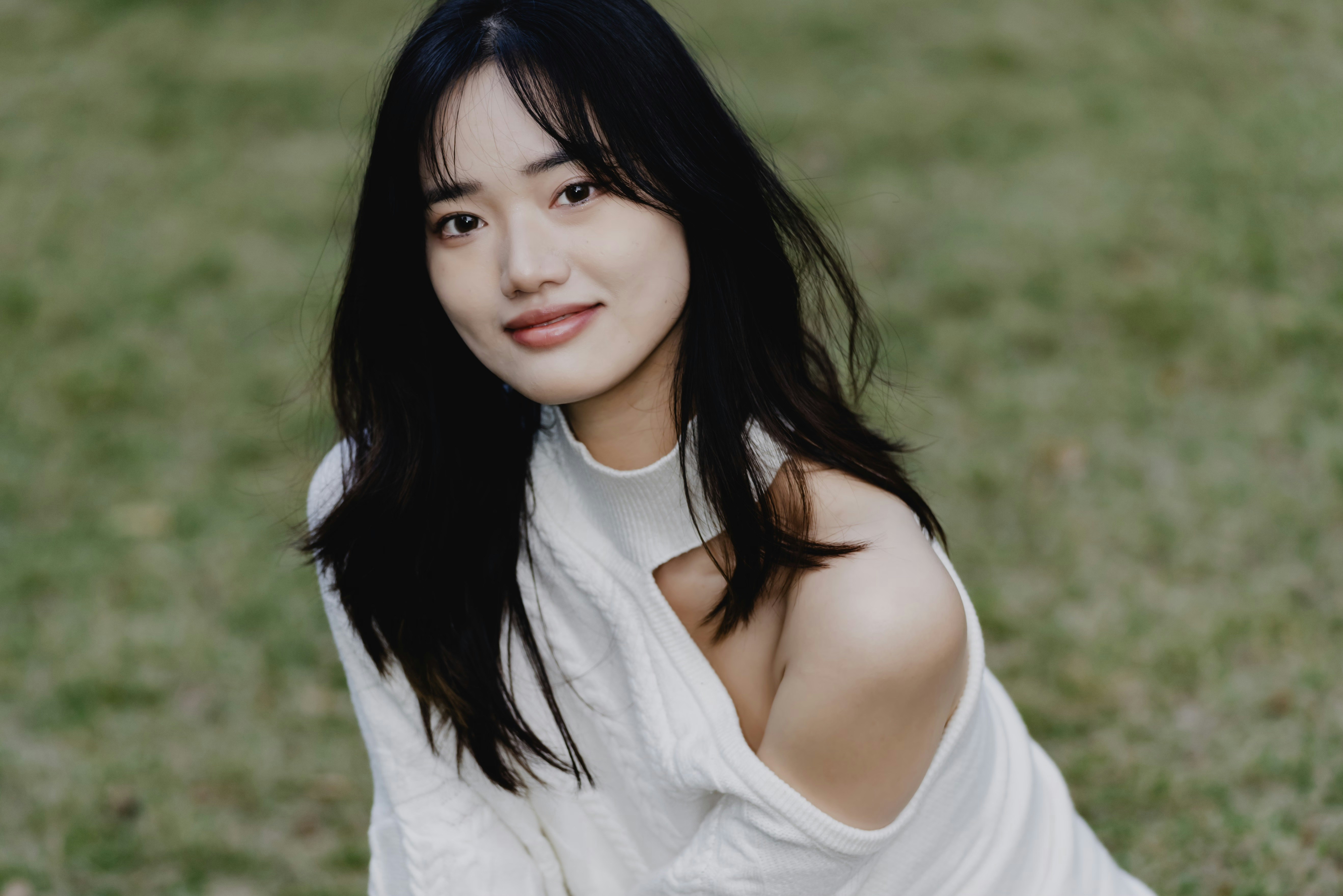 una mujer con un vestido blanco posando para una foto