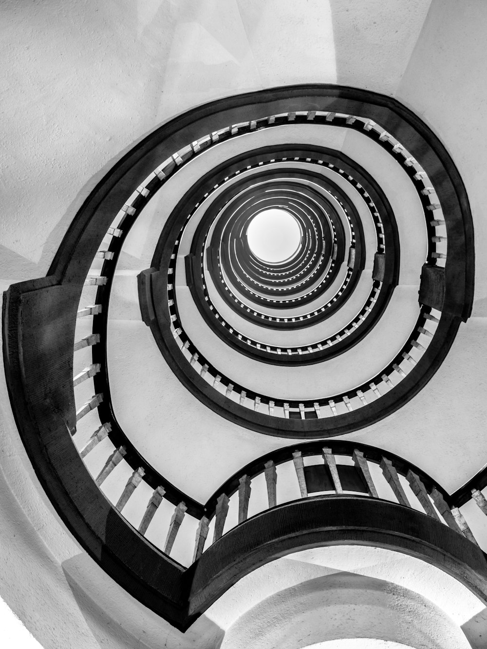 Una foto en blanco y negro de una escalera de caracol