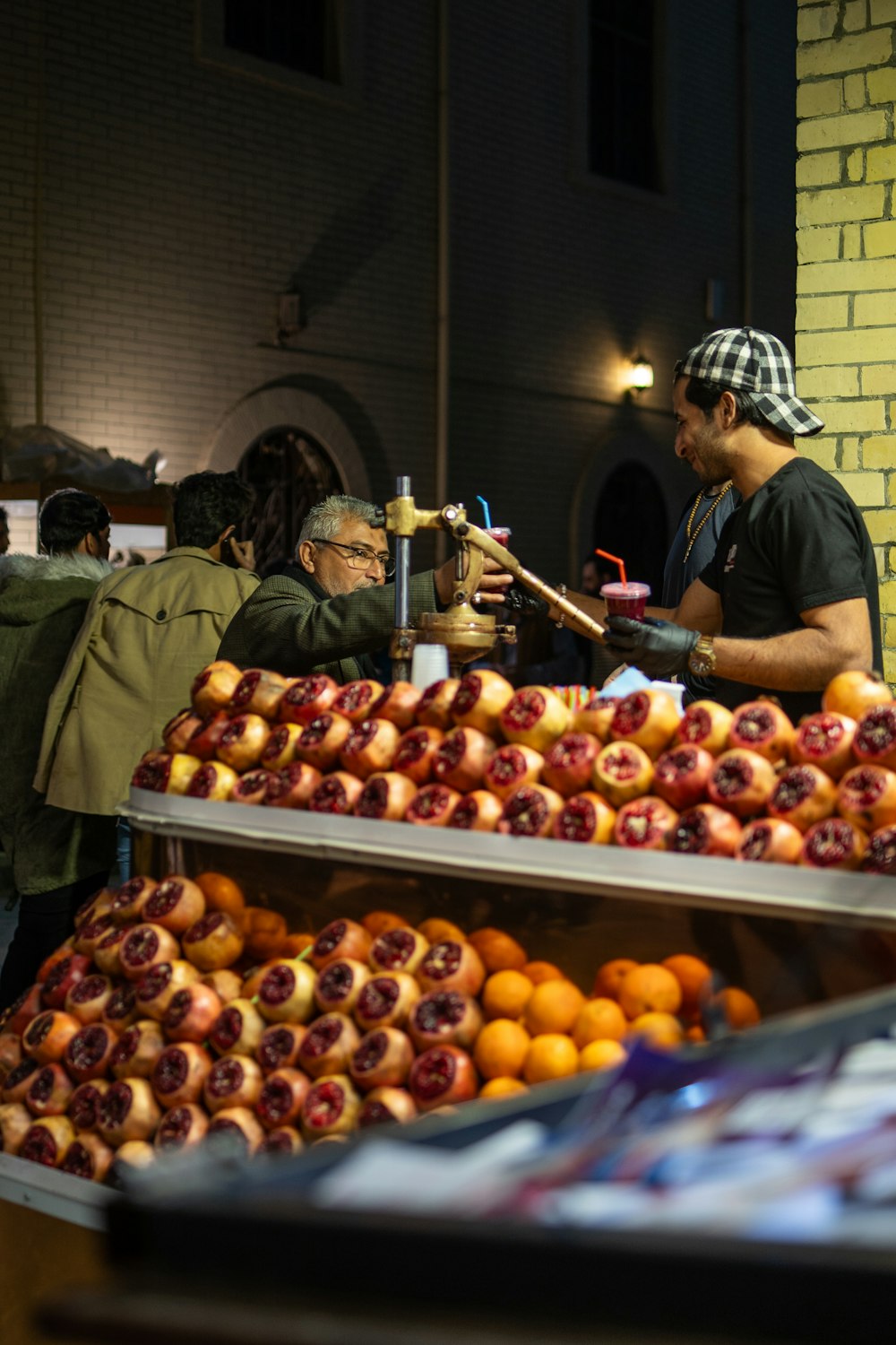 um homem parado em frente a uma exposição de frutas