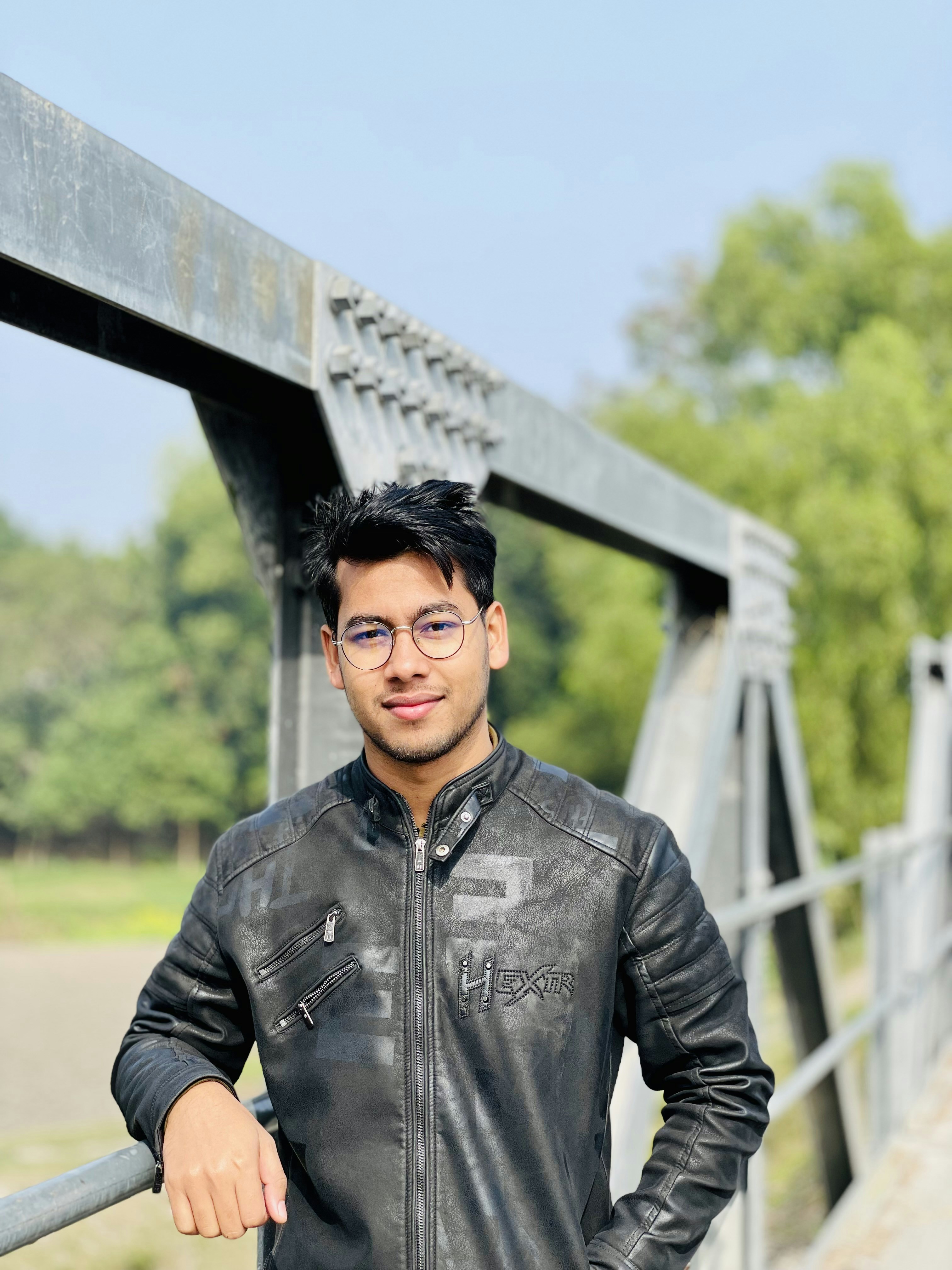 Un homme debout sur un pont portant une veste en cuir