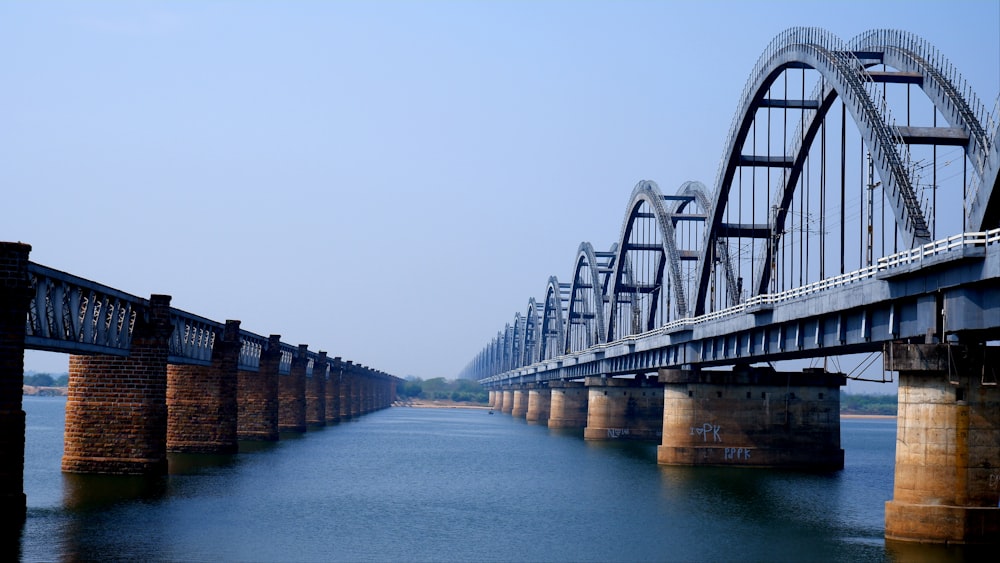 un grande ponte che attraversa un grande specchio d'acqua