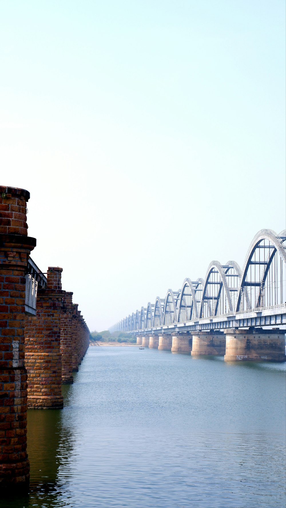 un grande ponte che attraversa un grande specchio d'acqua