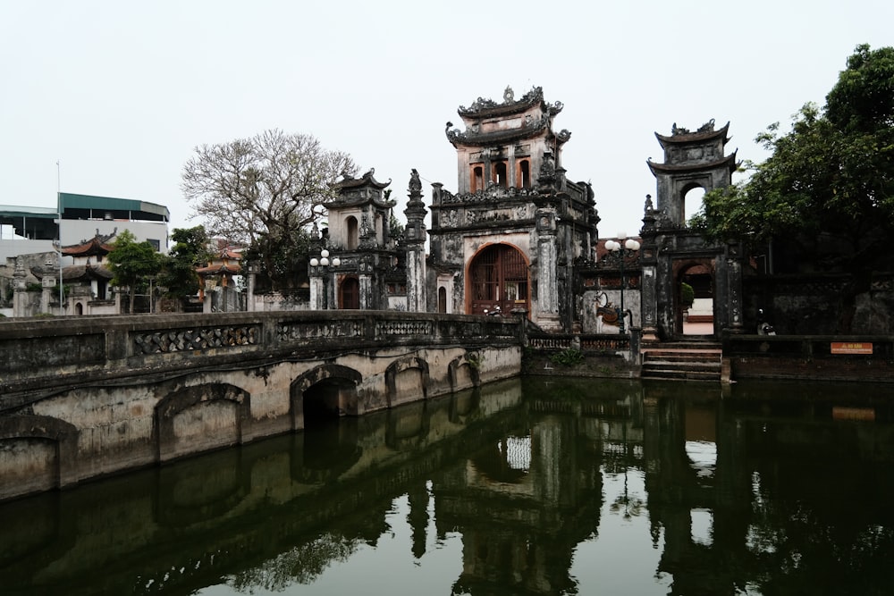 a large body of water next to a building