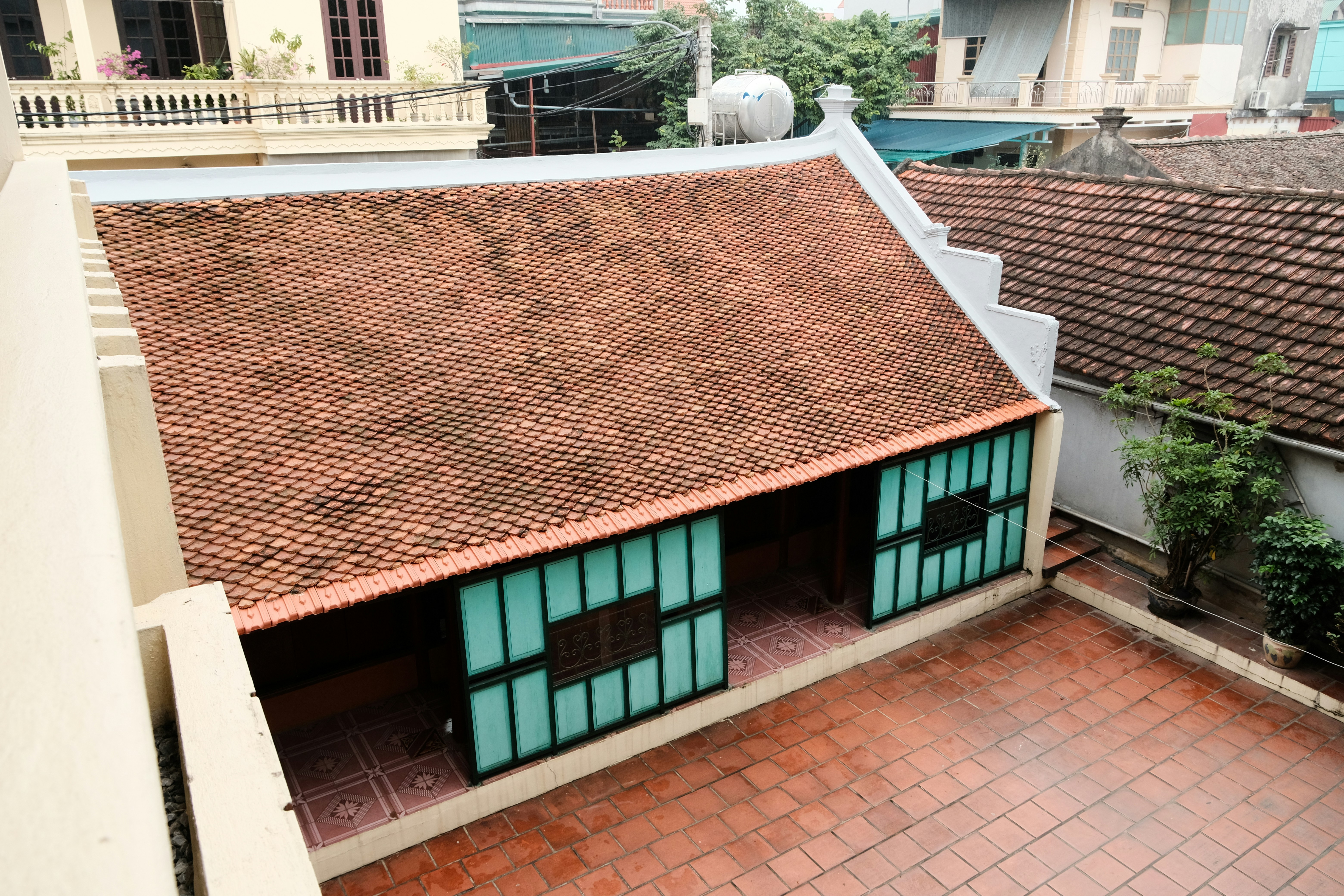 Sân nhà rường gỗ ở Huế — nơi đặt tiệm