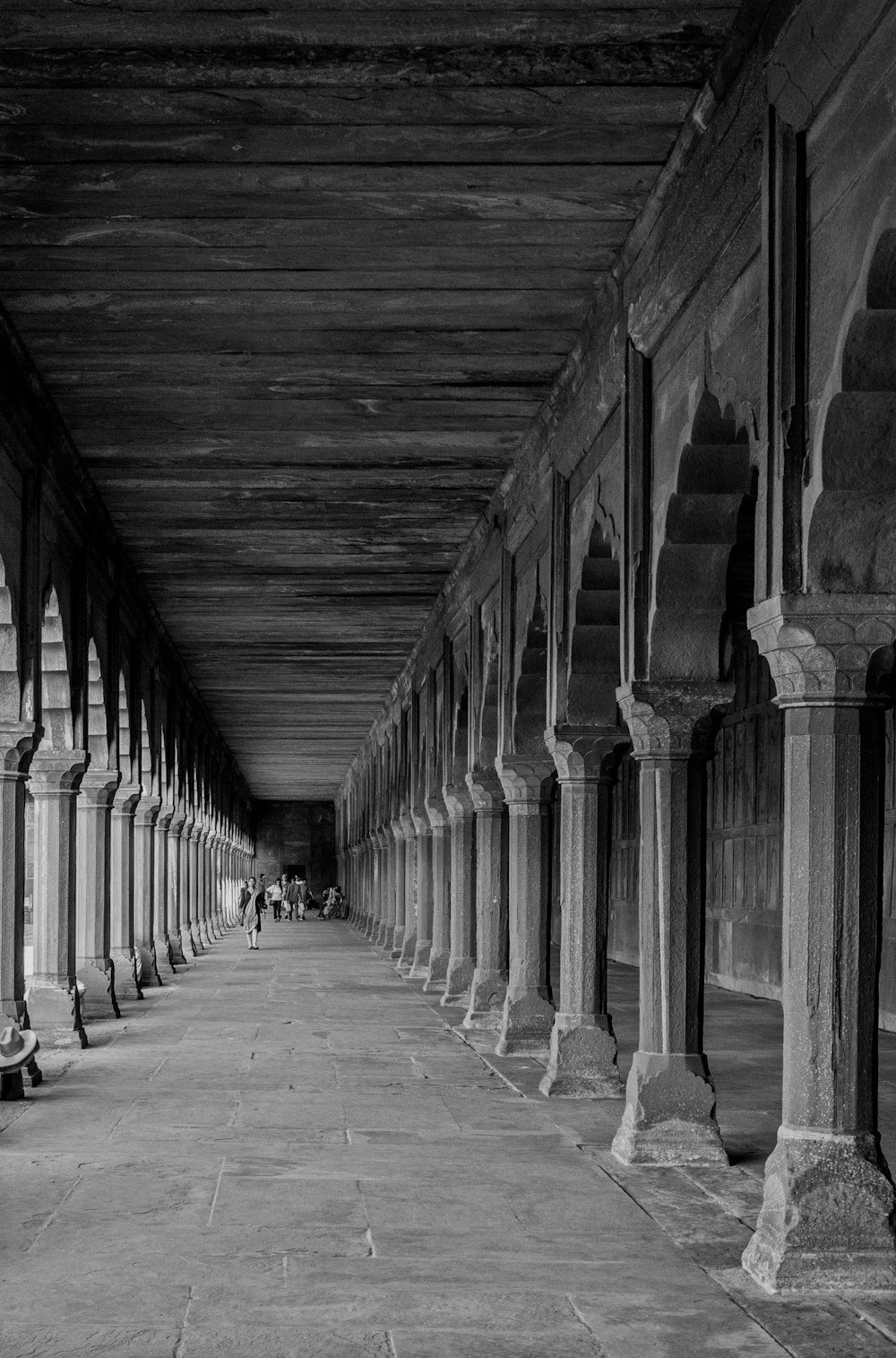 uma foto em preto e branco de um longo corredor