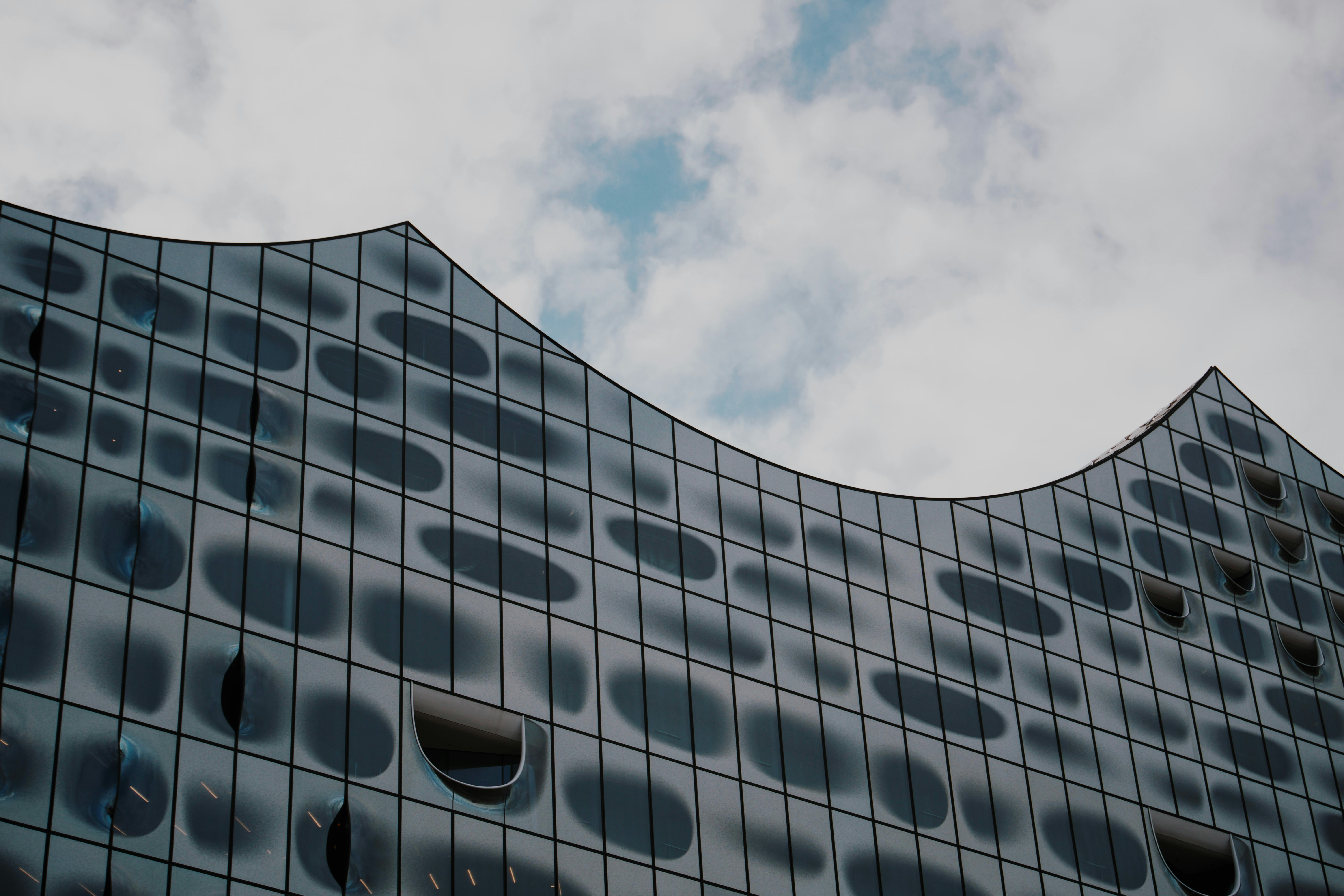 a building that has a lot of windows on it