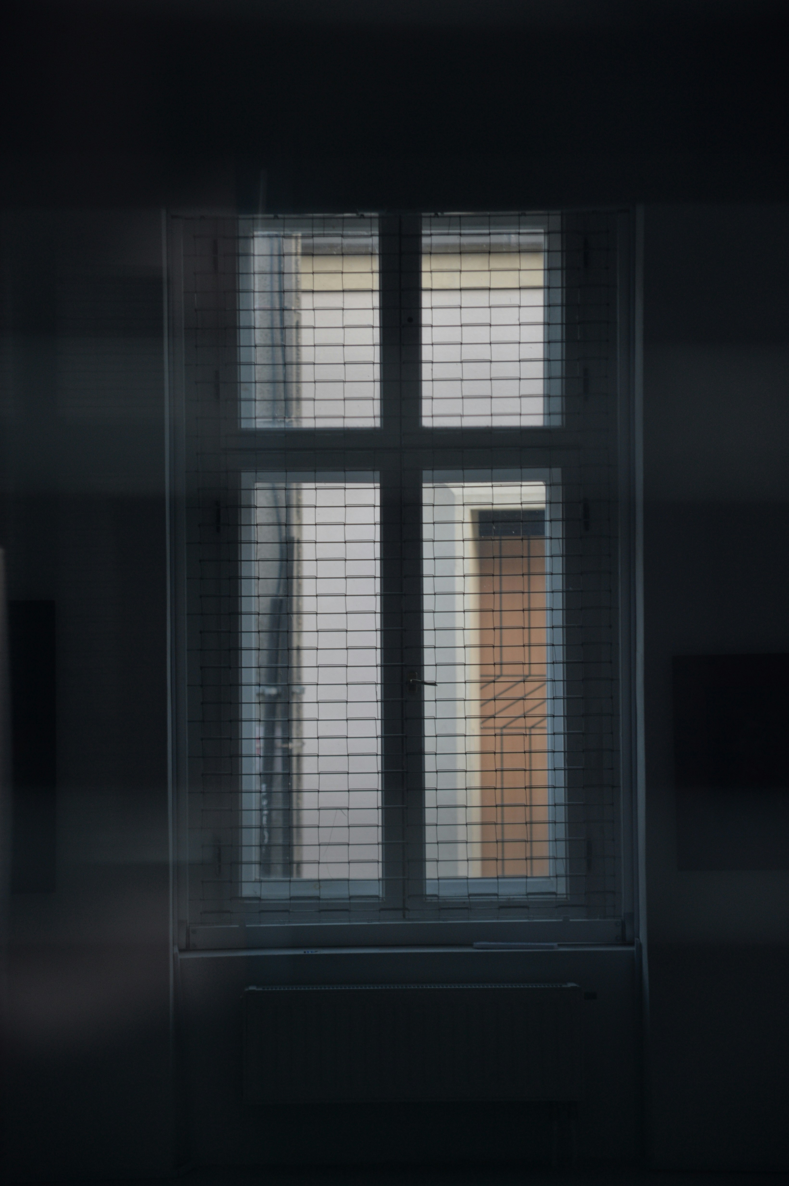 Image showing a thermal image of a window with and without blackout curtains