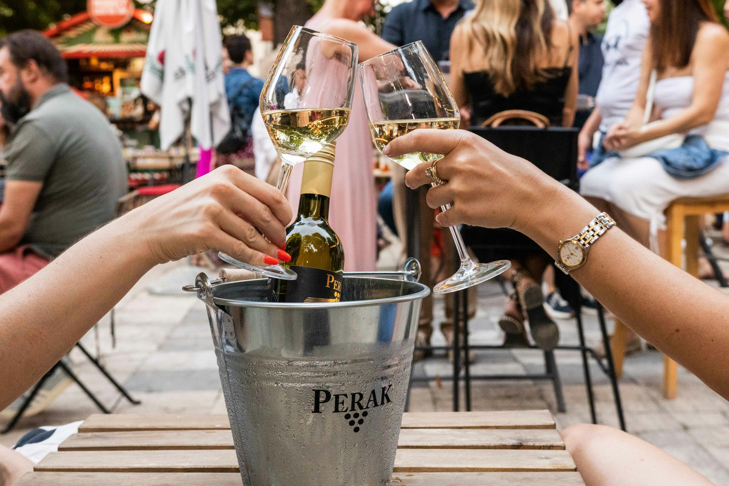 quelques personnes qui tiennent des verres à vin