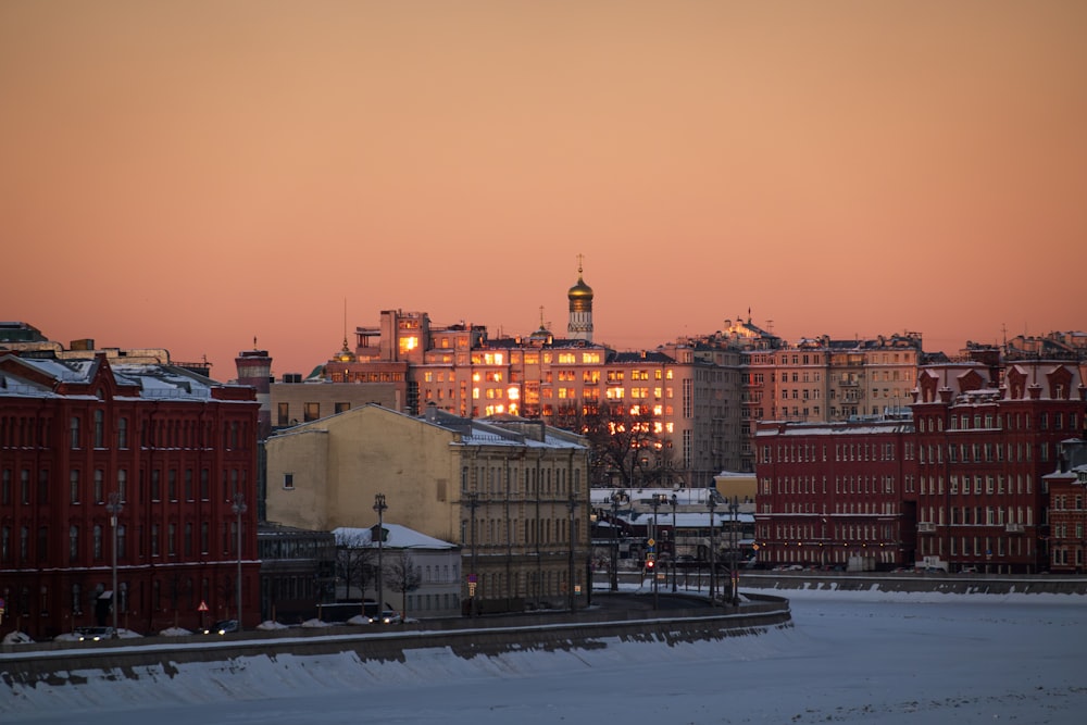 Une vue d’une ville au crépuscule de l’autre côté de la rivière