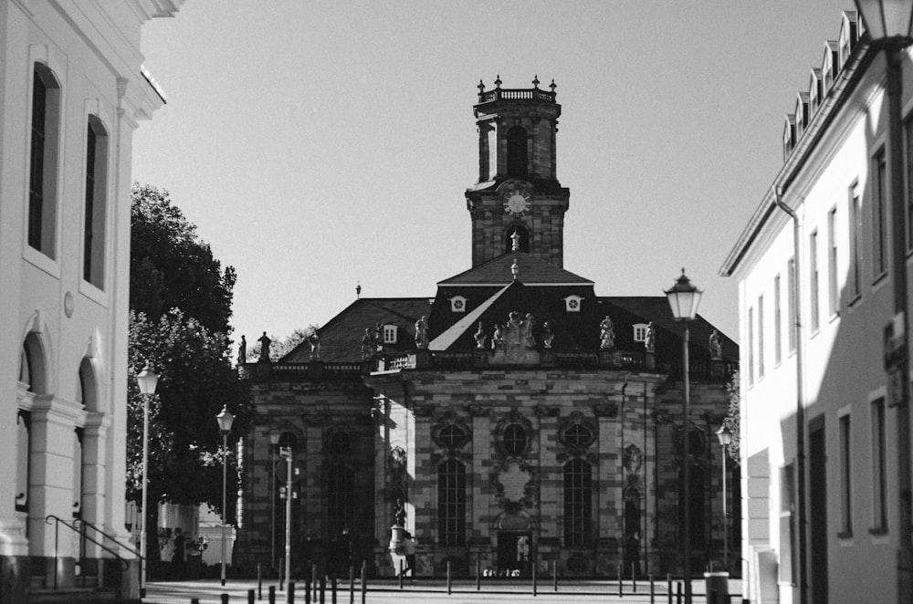 Una foto in bianco e nero di un edificio con una torre dell'orologio