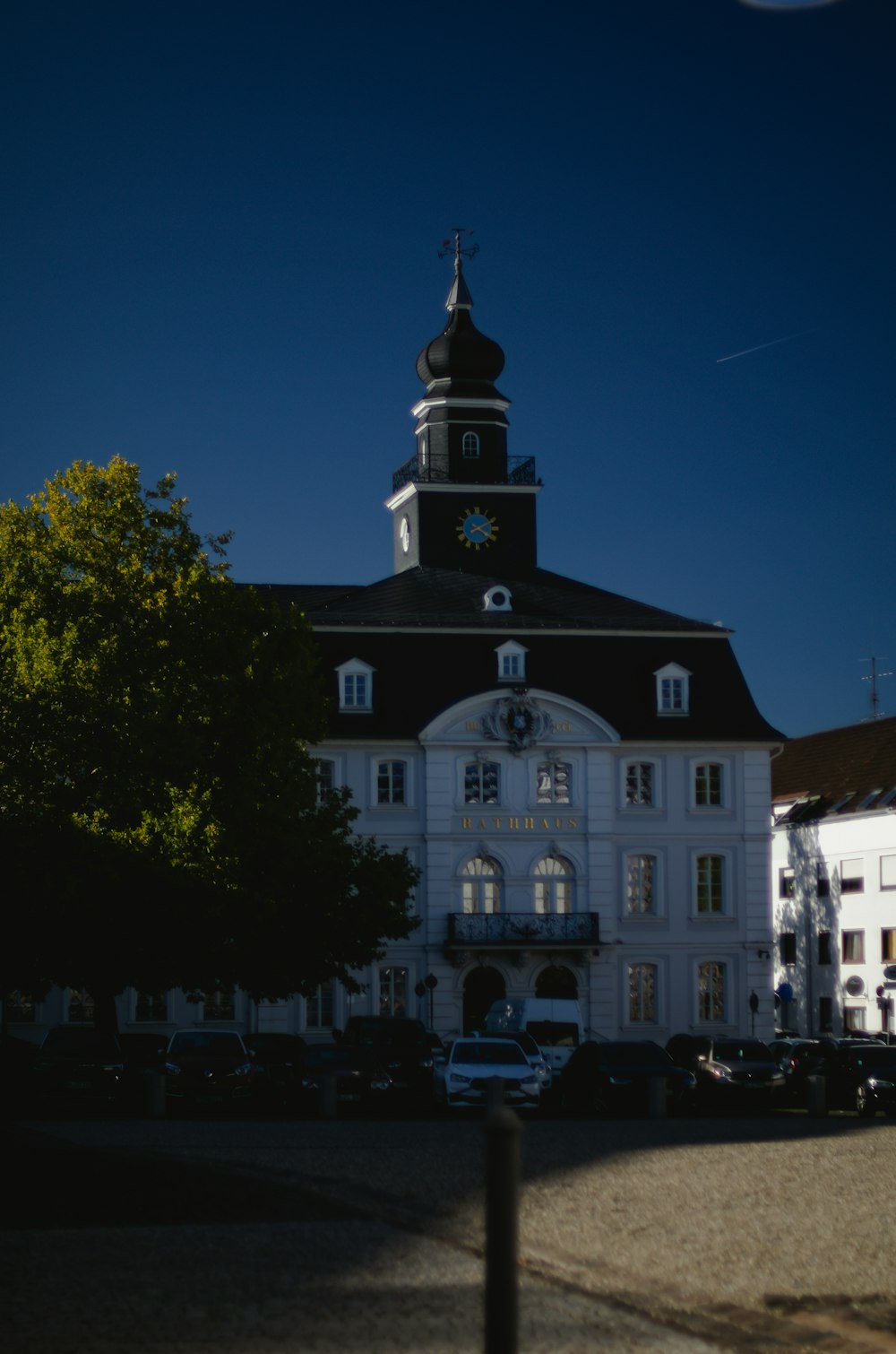 Un grande edificio bianco con una torre dell'orologio