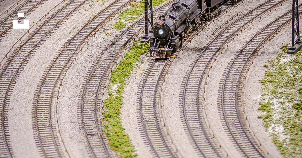 A model train set up on a track photo – Free Cincinnati Image on Unsplash