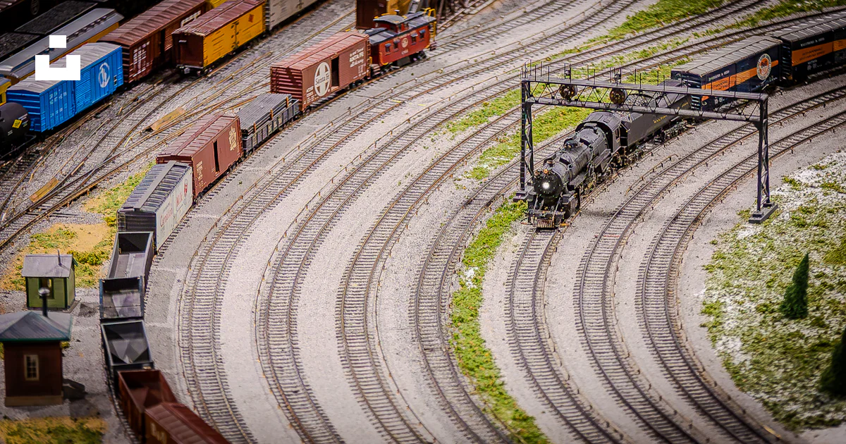 A model train set up on a track photo – Free Cincinnati Image on Unsplash
