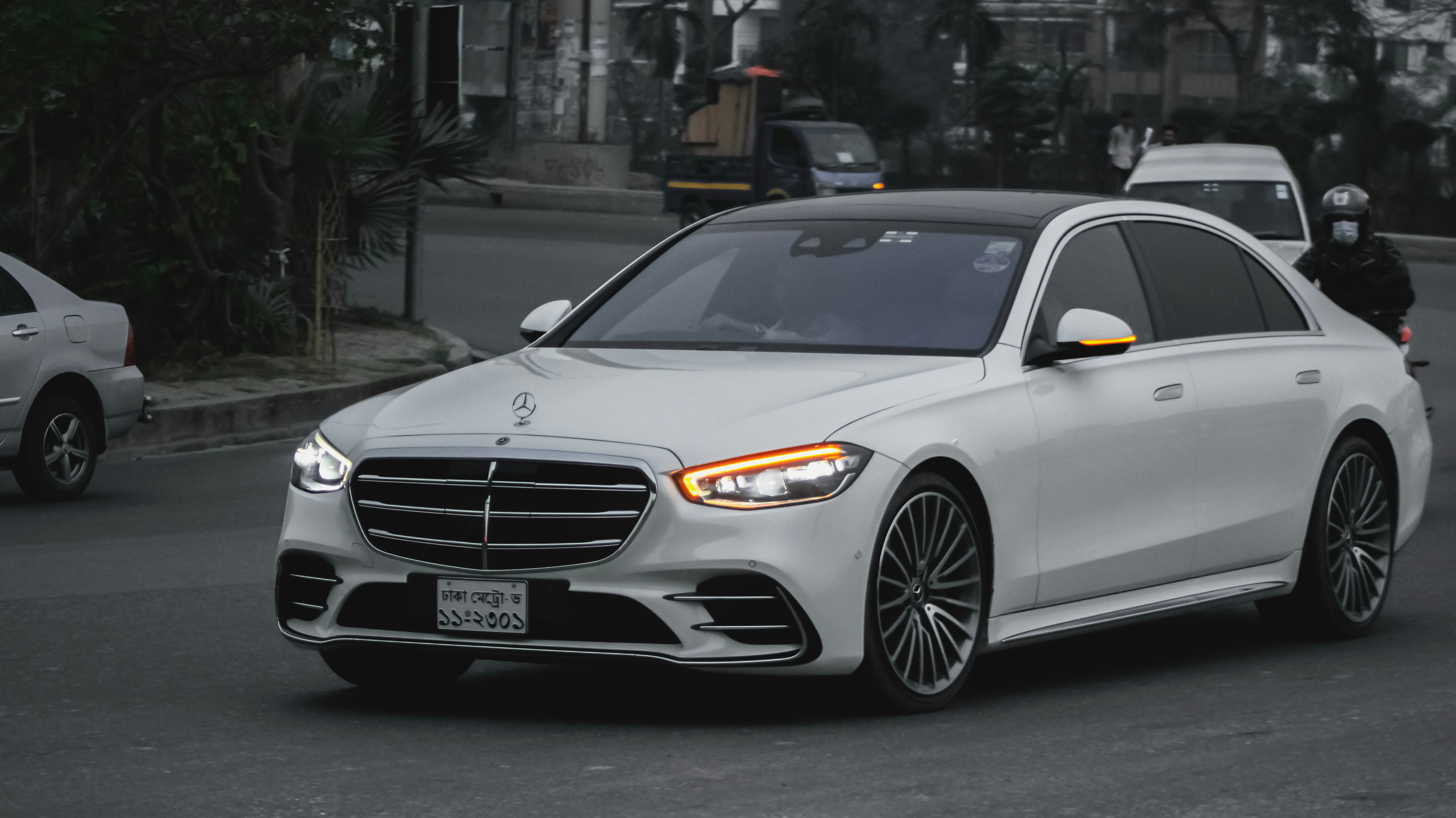 A Mercedes turning in a U-turn.