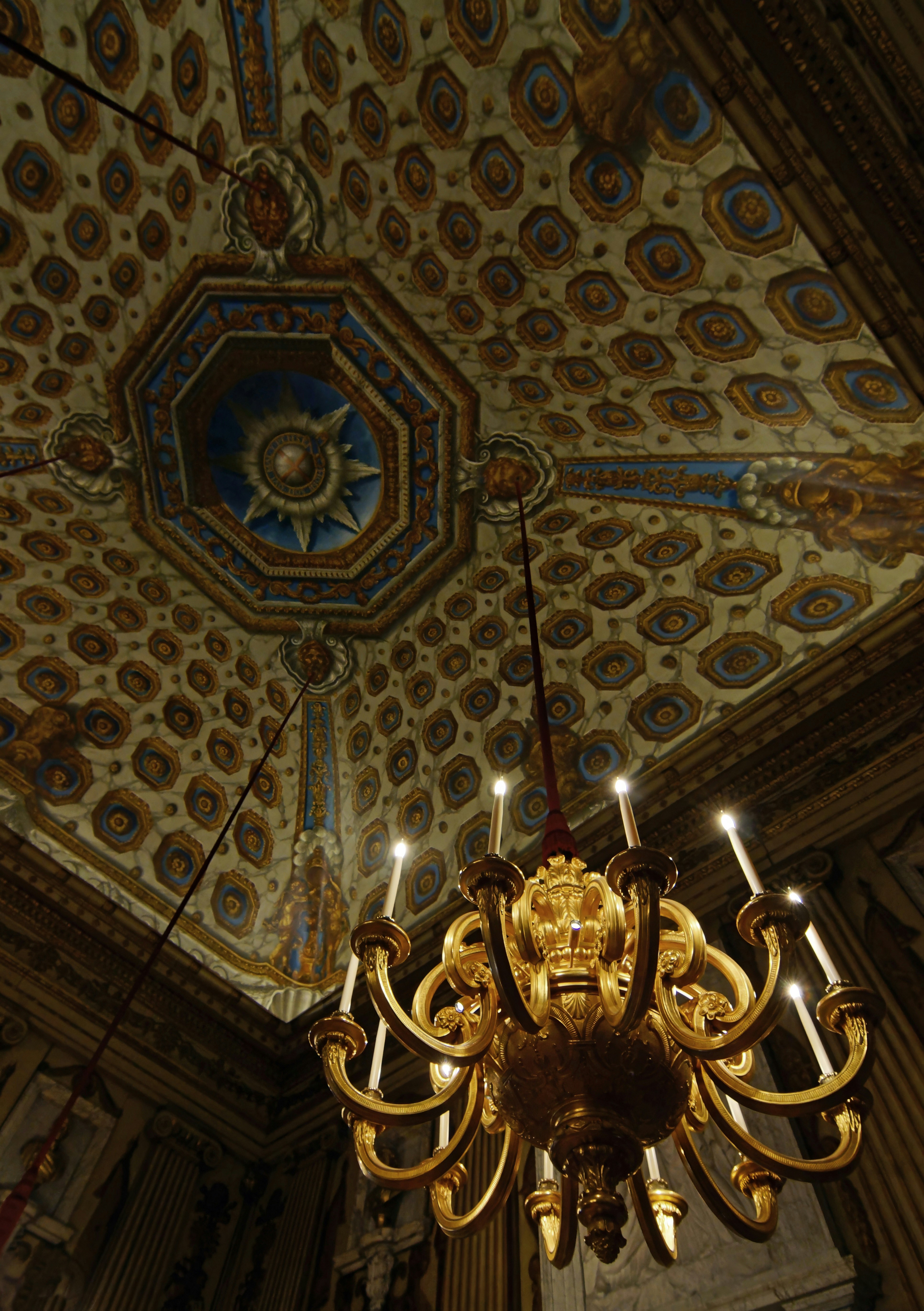 Un candelabro que cuelga del techo de un edificio