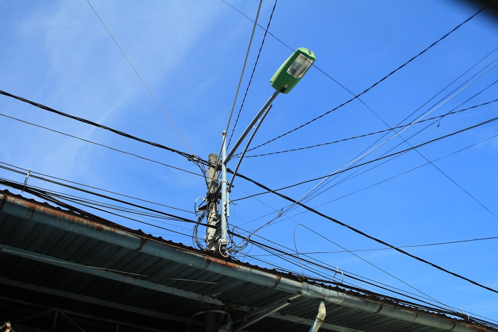 una farola verde situada sobre las líneas eléctricas