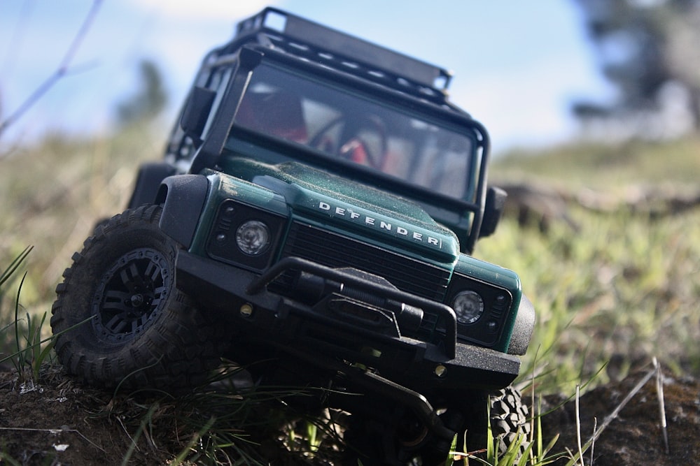 Une Jeep jouet est assise dans l’herbe