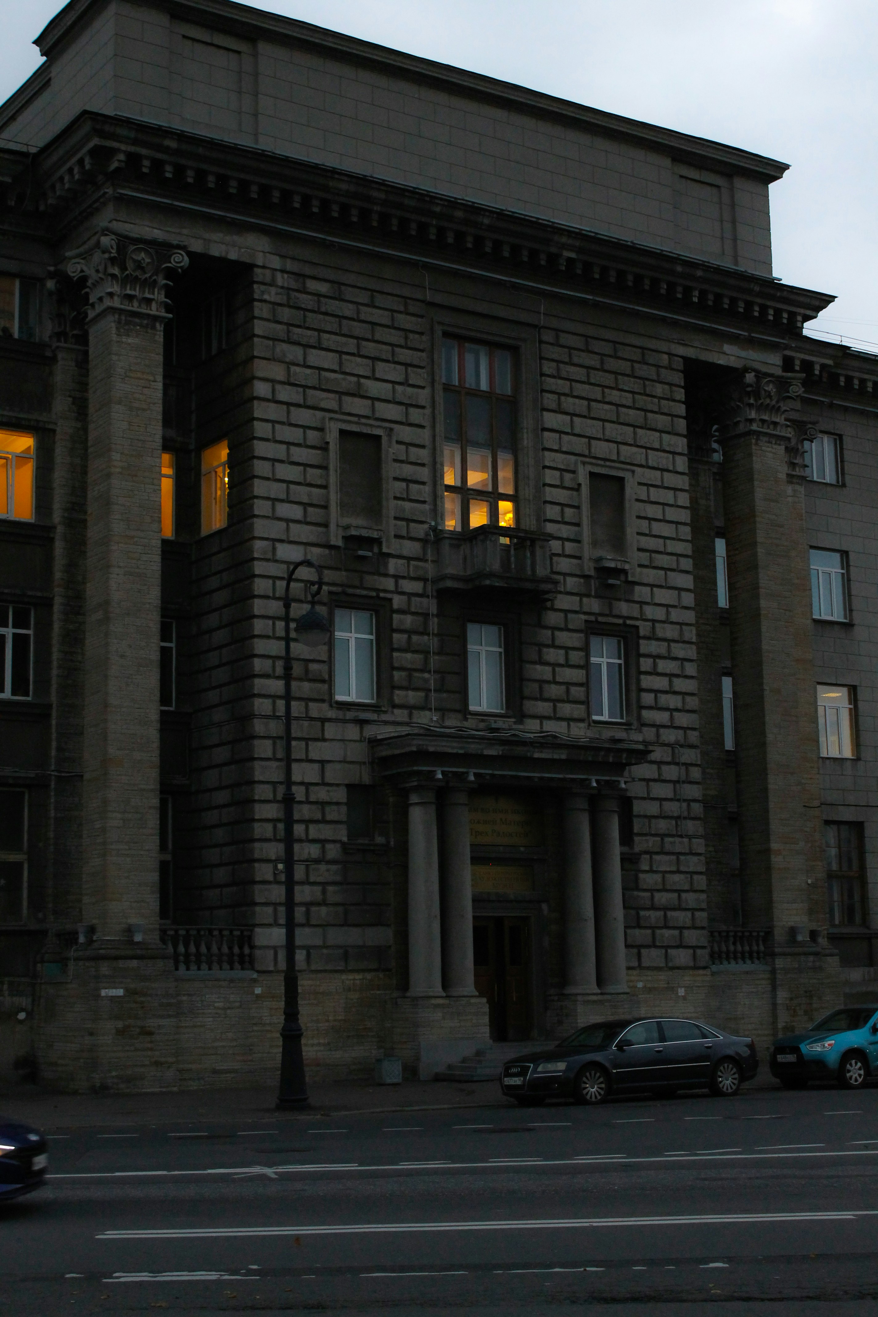 a large brick building sitting next to a street