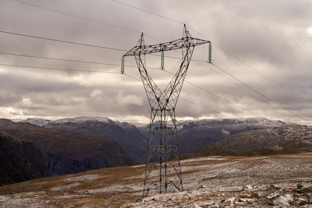 Una línea eléctrica de alta tensión en las montañas