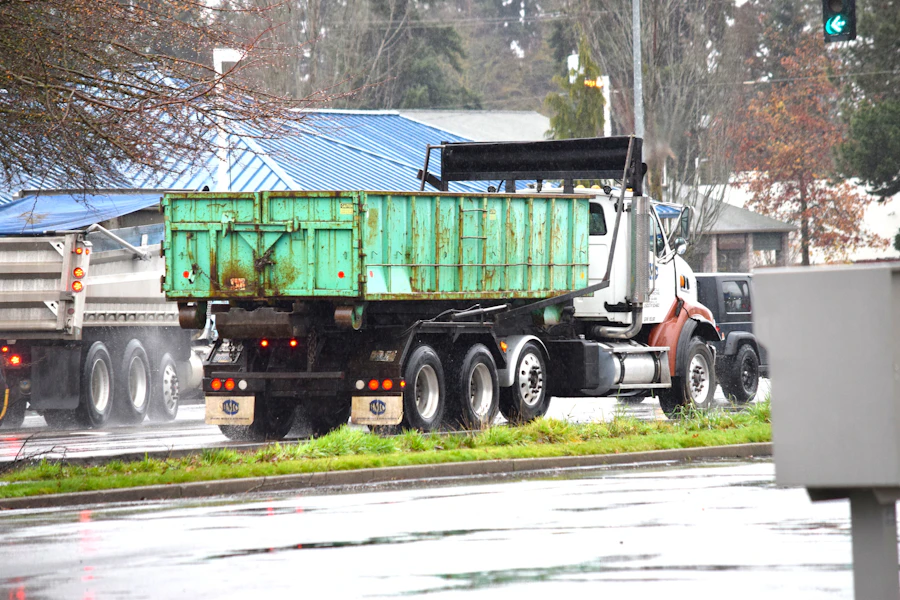 Camion benne livrant sur une route de la vallée du Rhône