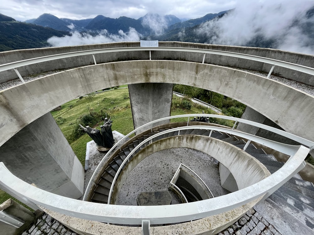 uma vista do topo de uma torre olhando para baixo