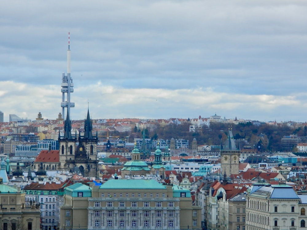 Une vue d’une ville avec de grands immeubles