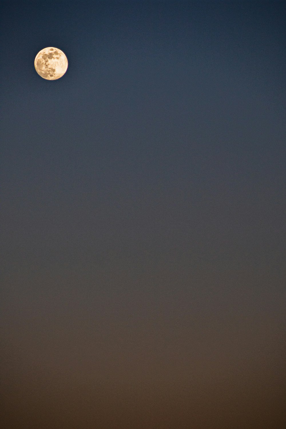 un aereo che vola nel cielo con la luna sullo sfondo