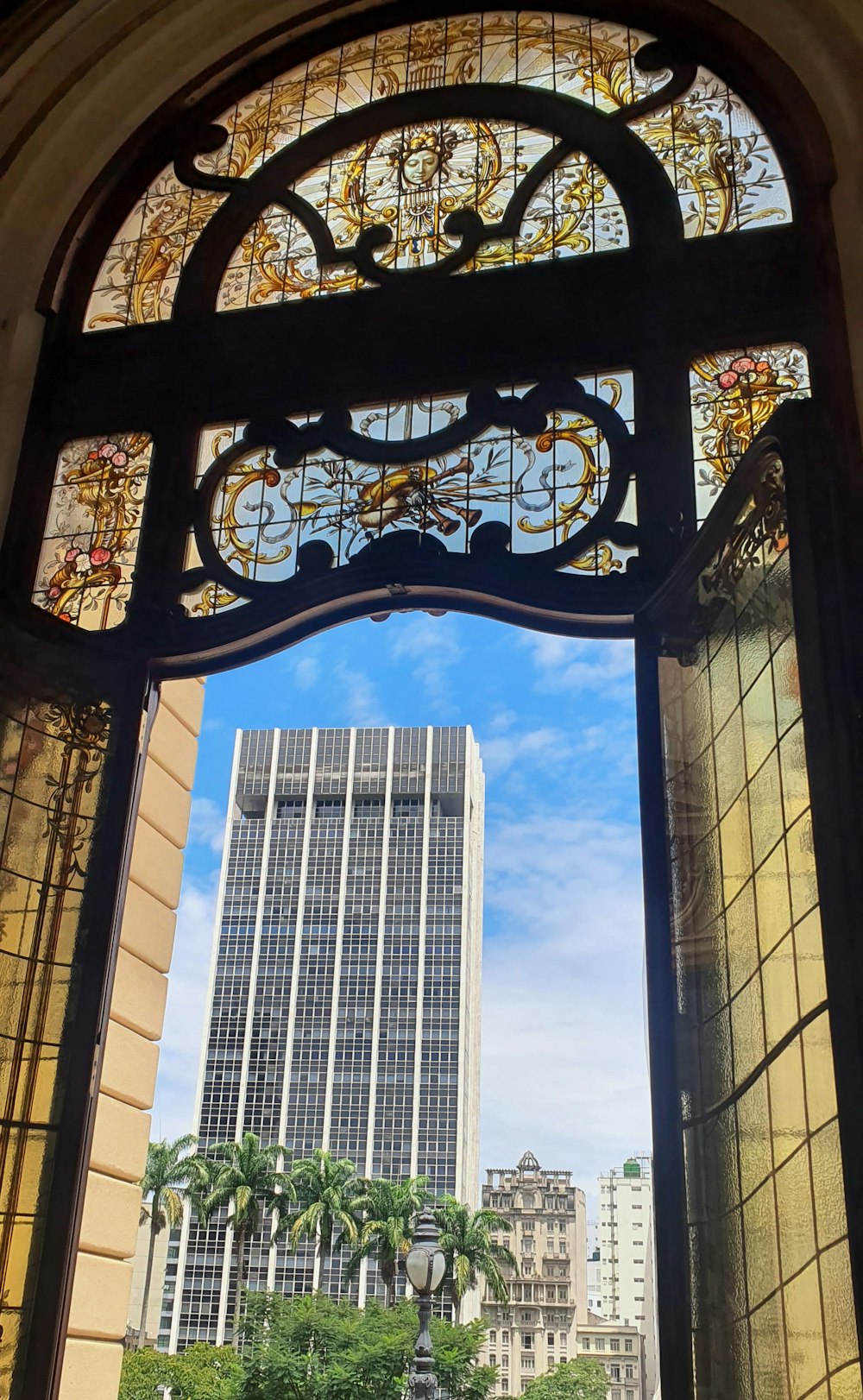 Una vista de un edificio alto a través de una vidriera