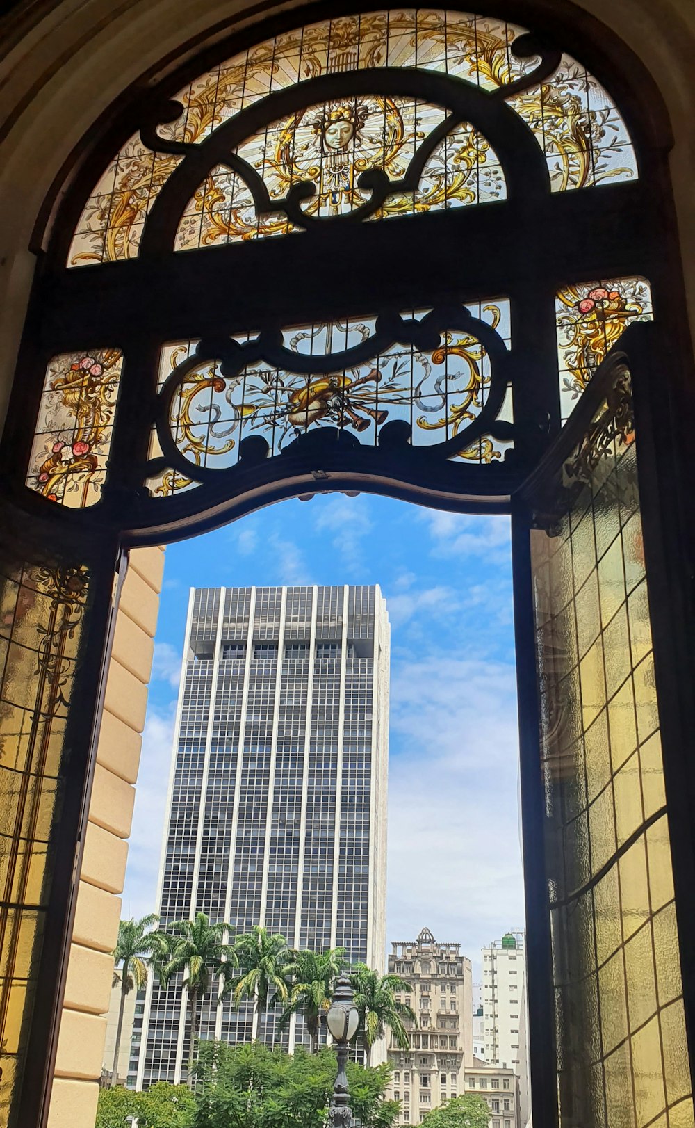 Blick auf ein hohes Gebäude durch ein Buntglasfenster