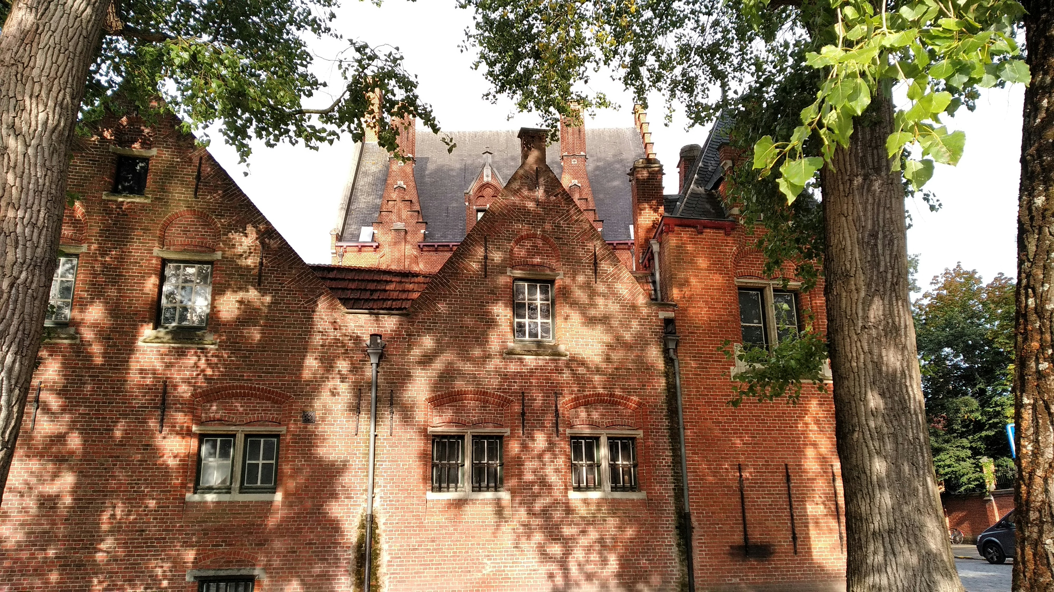 Photo by jonhybarroso