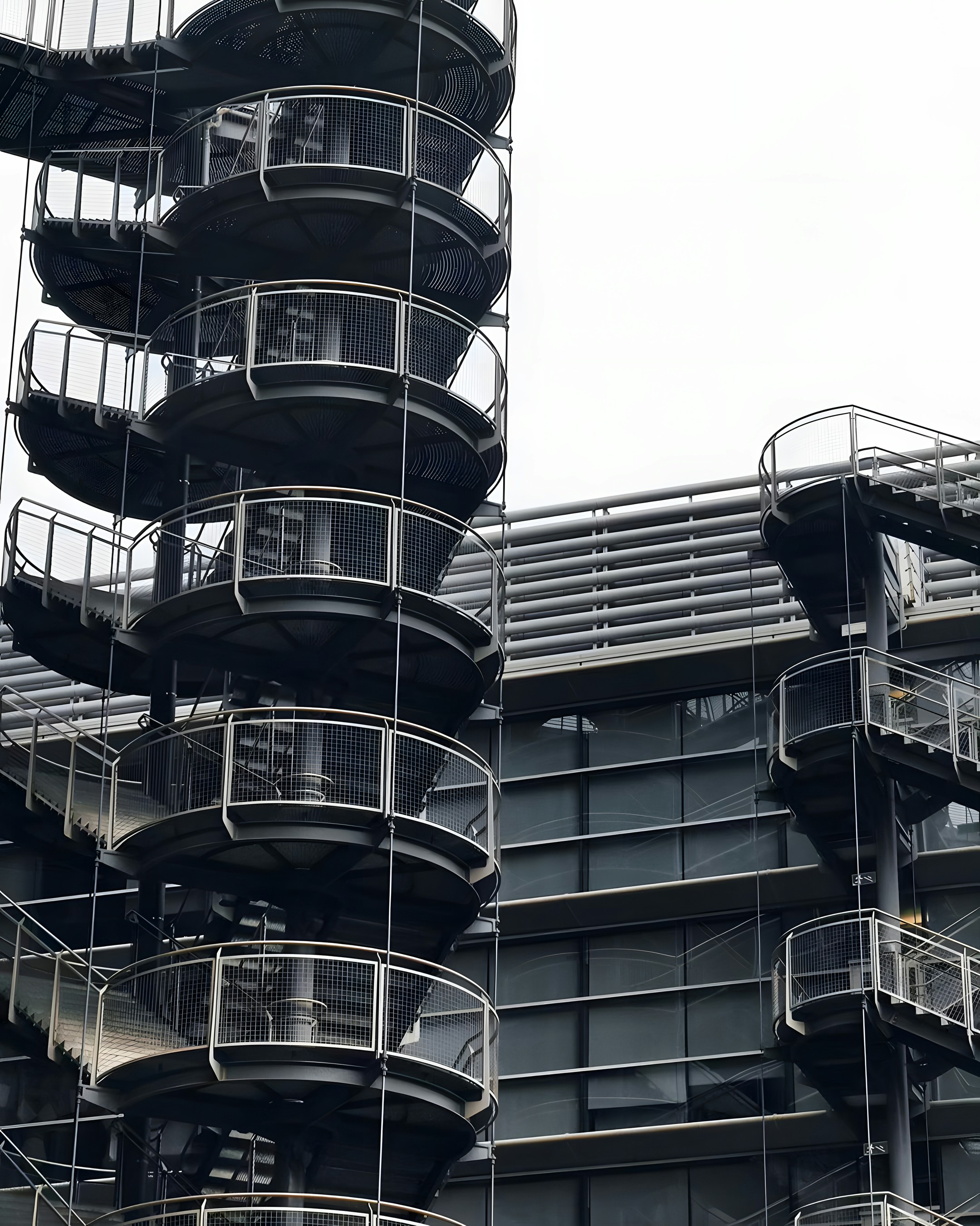 Un edificio molto alto con un sacco di balconi