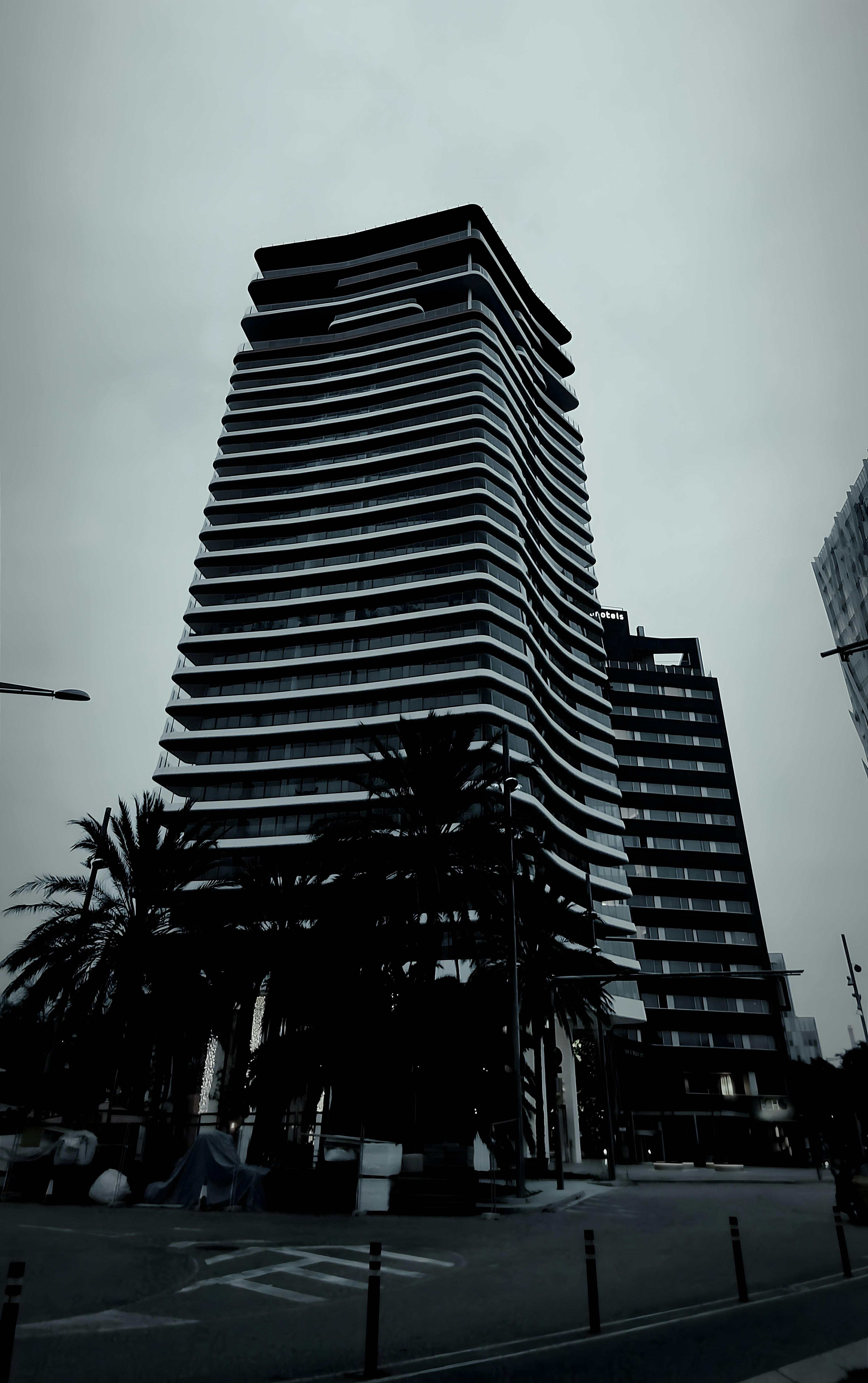 Una foto in bianco e nero di un edificio alto
