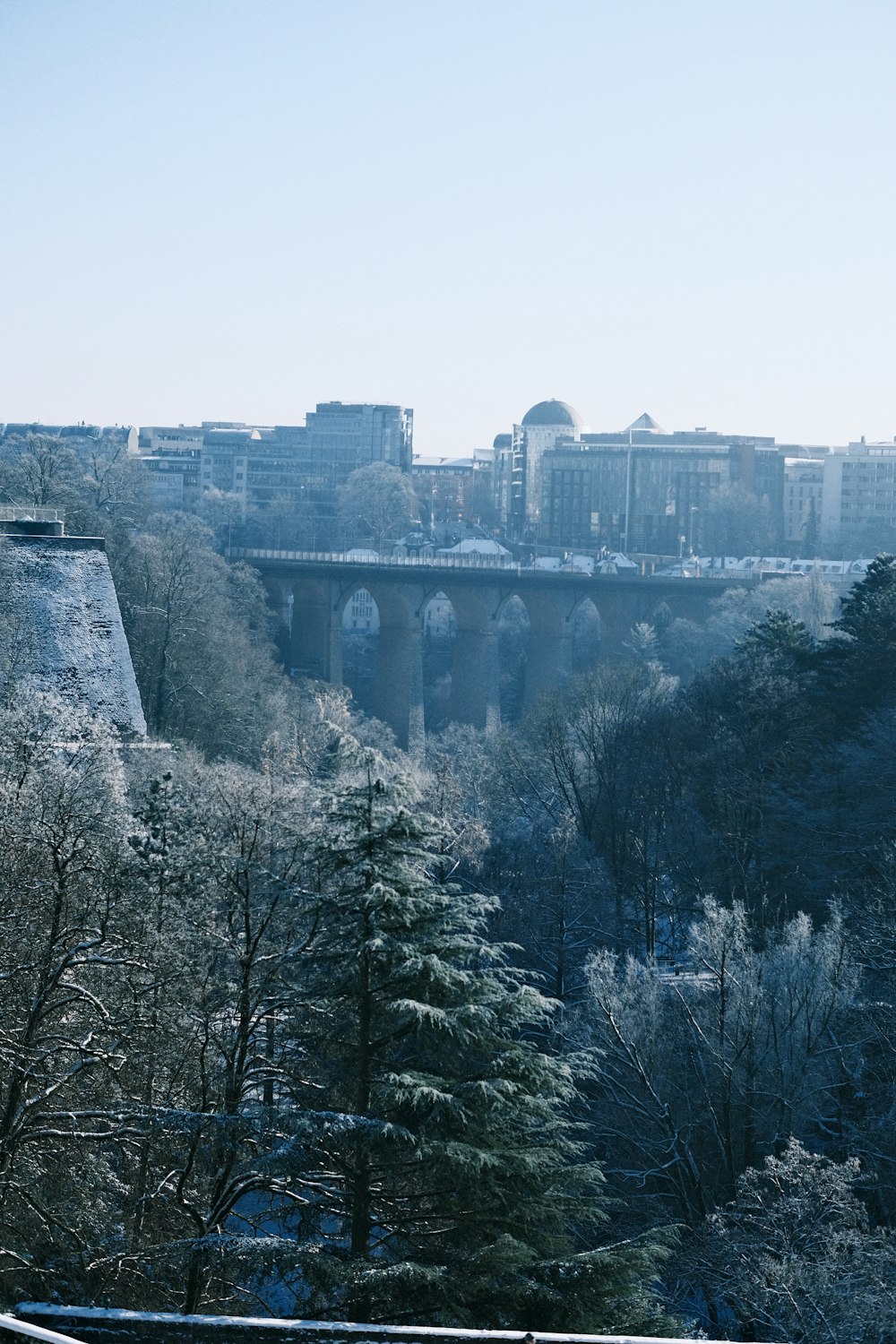 Blick auf eine Stadt mit einer Brücke im Hintergrund