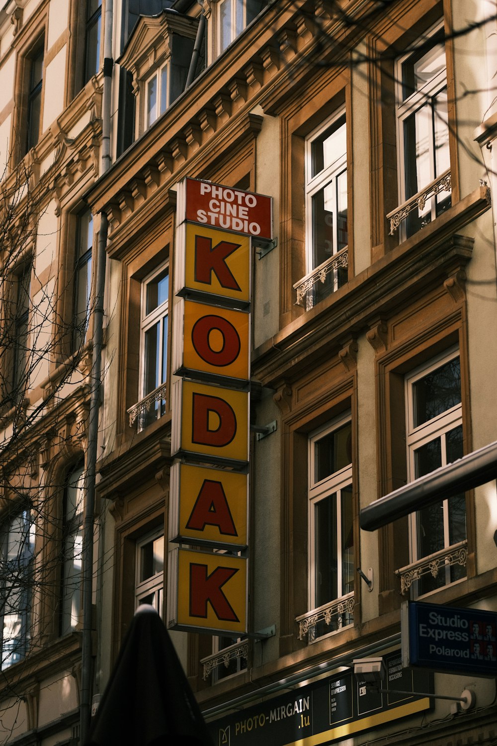 Un edificio con un letrero de Kodak colgando de un lado