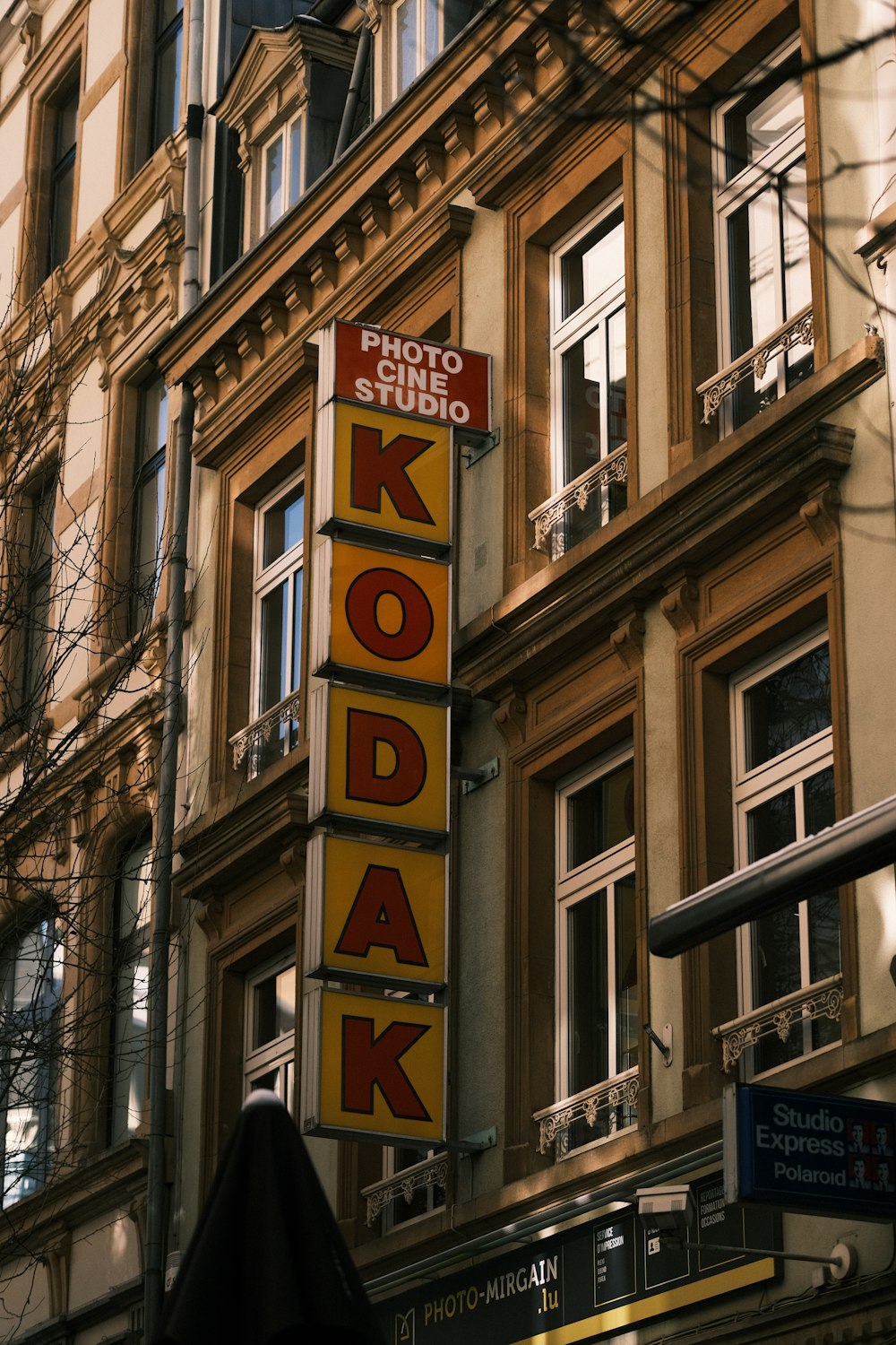 Un bâtiment avec une enseigne Kodak accrochée sur le côté