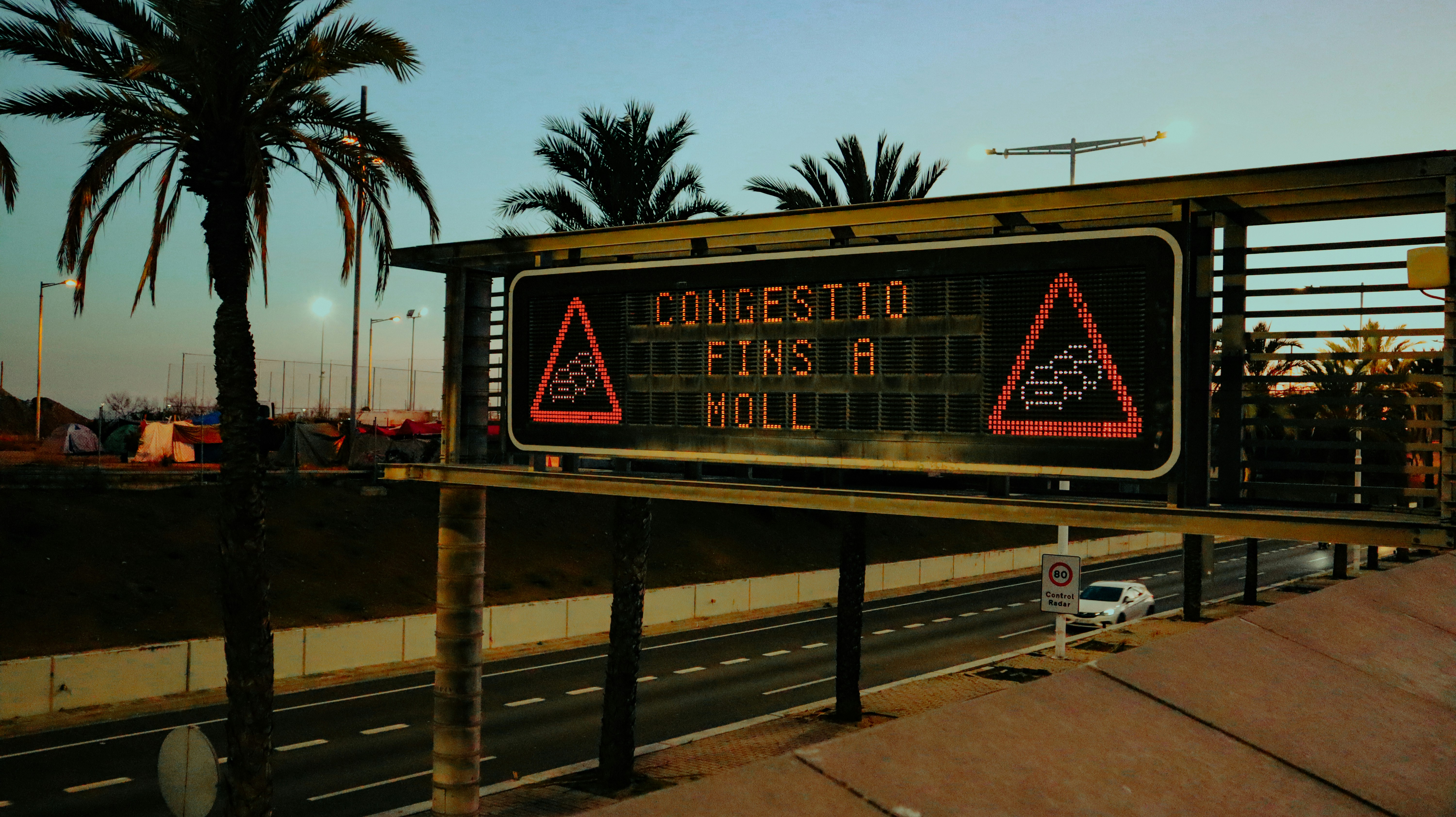 a sign on the side of a road that says congesto finish of the